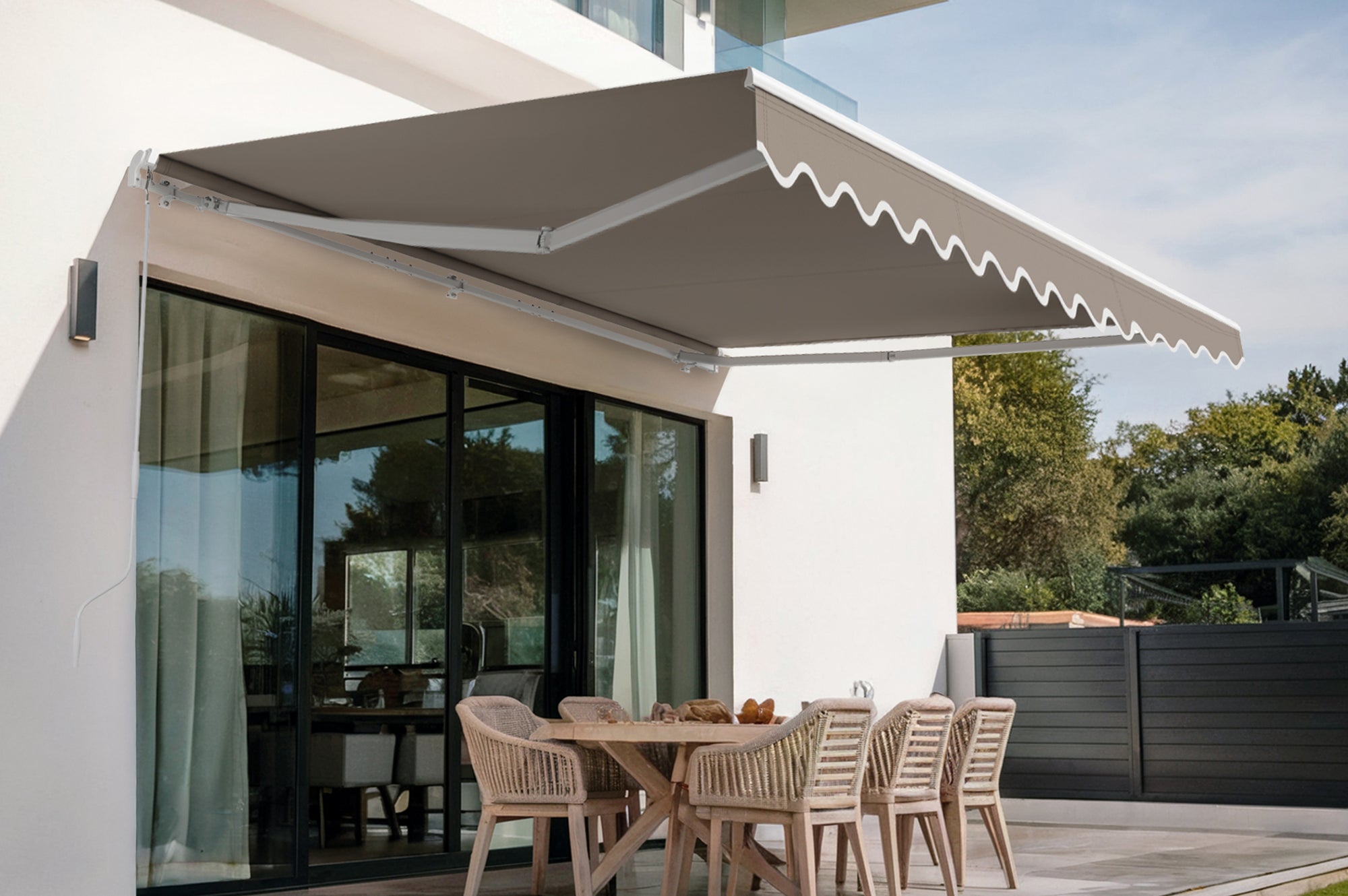 Biała jednoczęściowa markiza VECCHIO 3m x 2,5m płótno w kolorze taupe