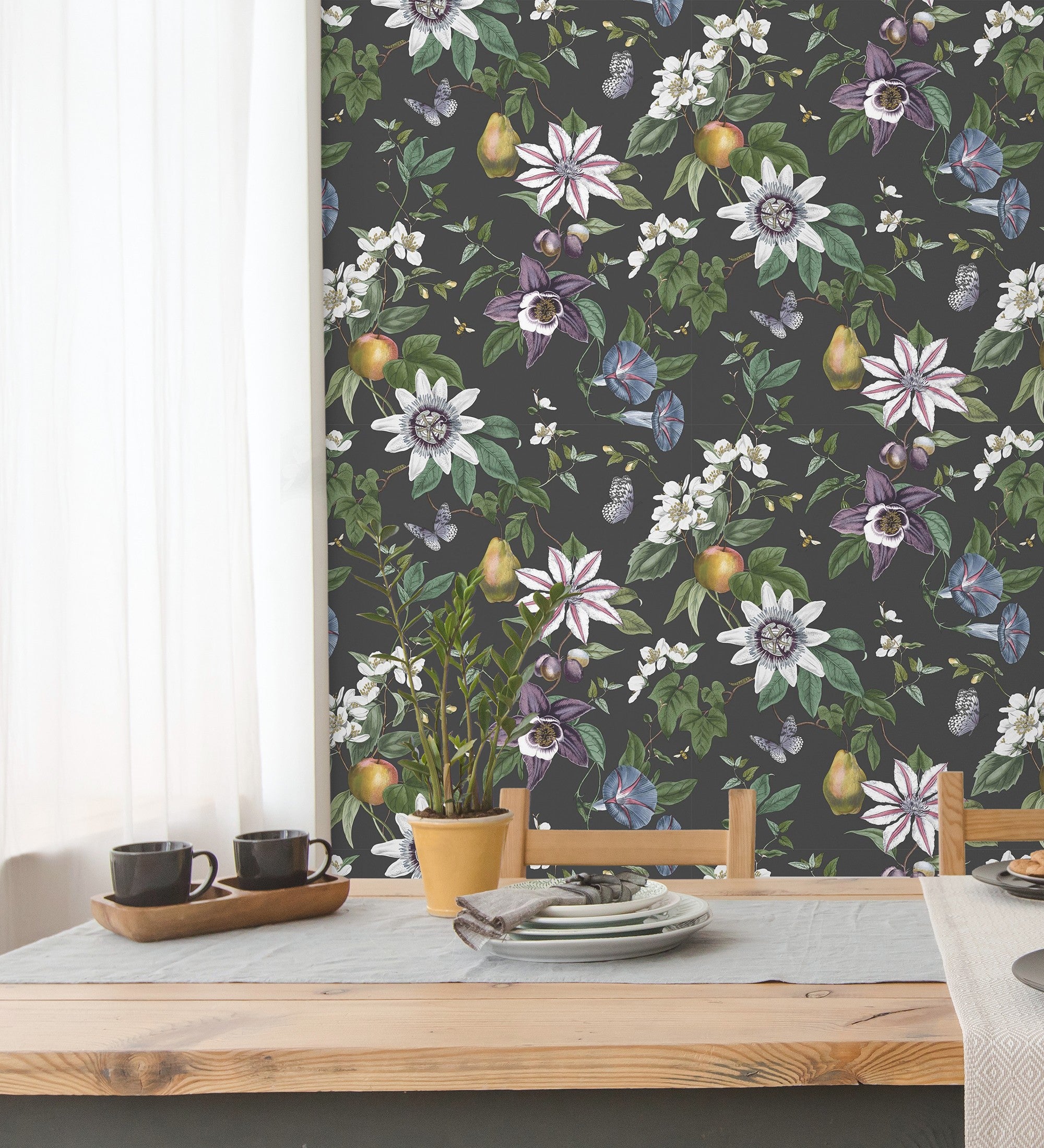 Papier peint de fleurs et de fruits sur fond de nacre noire - Amber Flowers 681967 de GAULAN - Rouleaux de 10 m x 0,52 m - 6