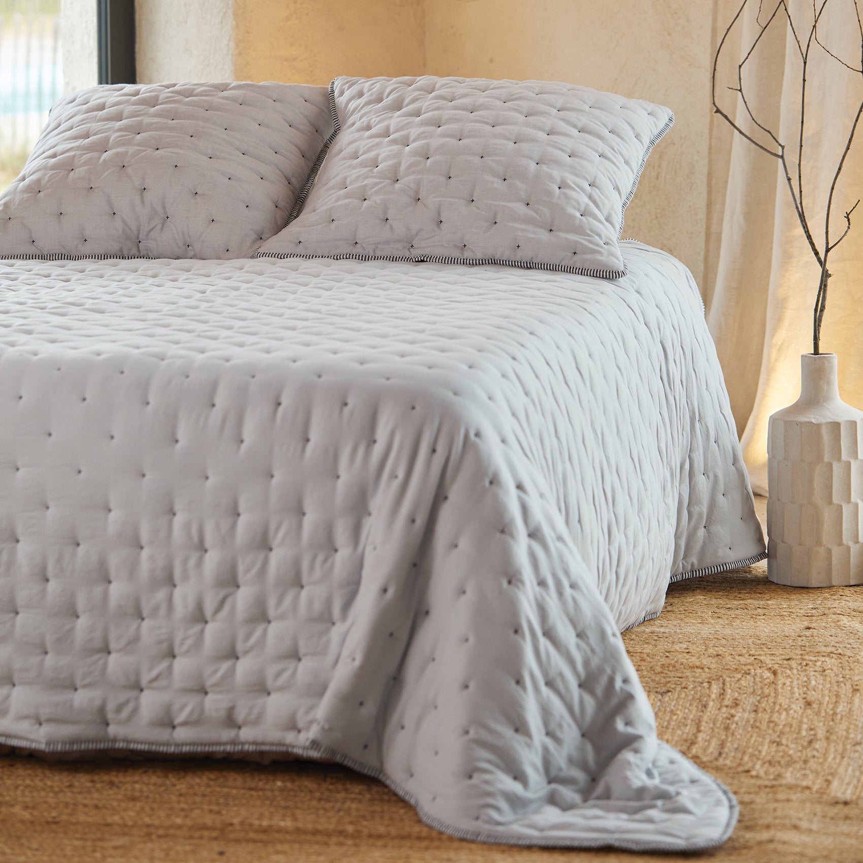 Couvre-lit Blanc Avec Motifs Floraux Brodés
