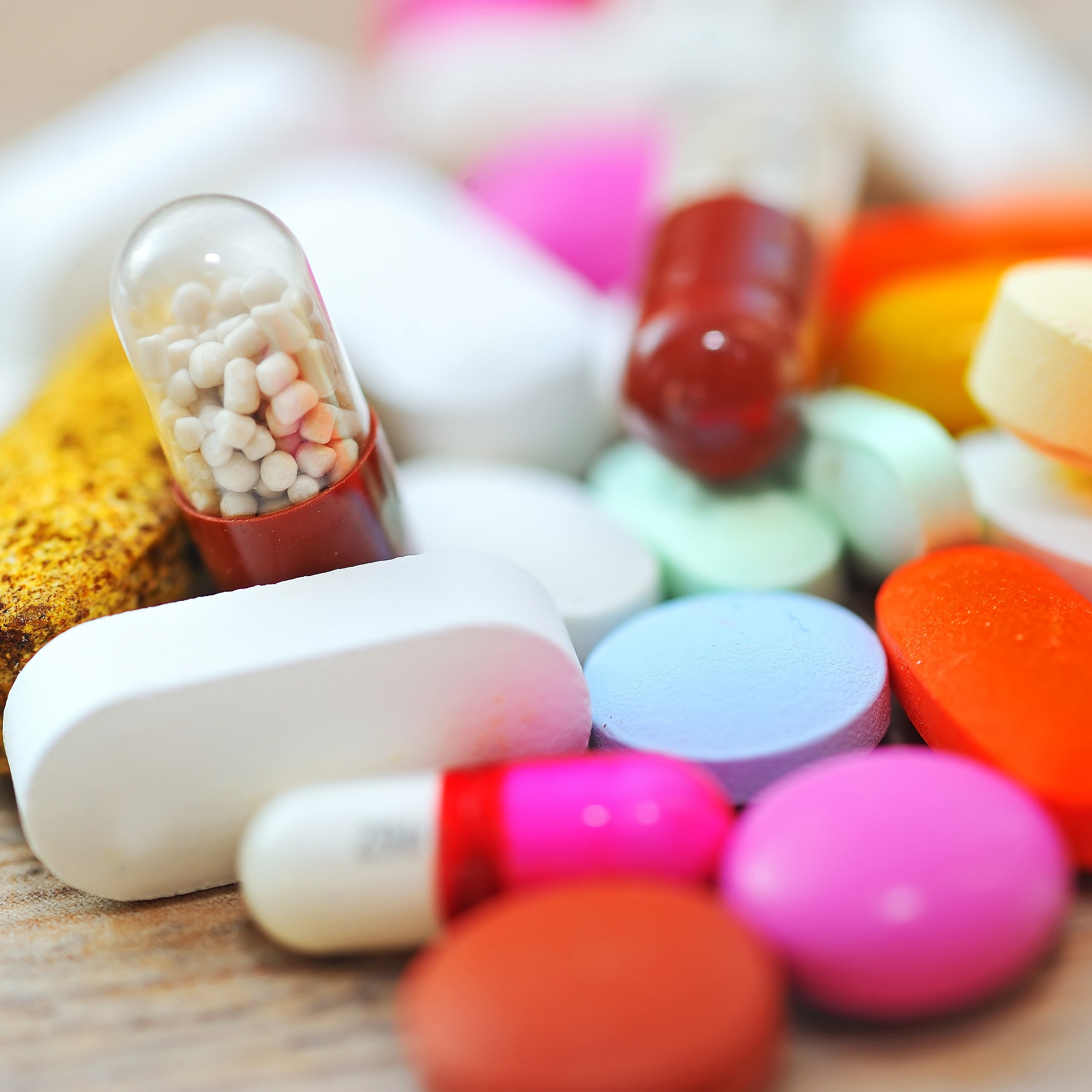 Portapillole 7 Giorni, Porta Pastiglie Settimanale, 4 Scomparti, Inglese, Coperchio Scorrevole, Bianco Rosso, Relaxdays - 6