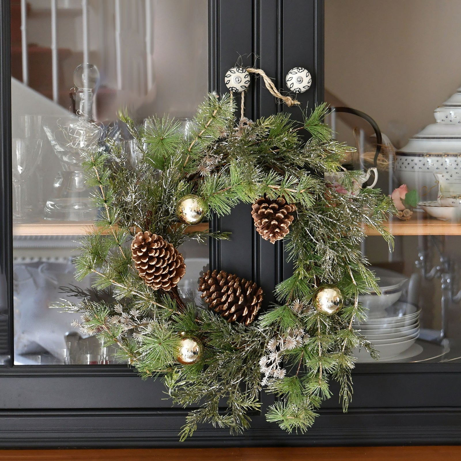 YULETIME Couronne De Noël 50,8 Cm Pré-éclairée LED - Boules Argentées, Pommes De Pin Et Branches Givrées