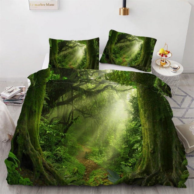 Ensemble literie 135x200 cm microfibre 4 pièces motif Jungle. Housse de couette réversible avec fermeture à glissière.