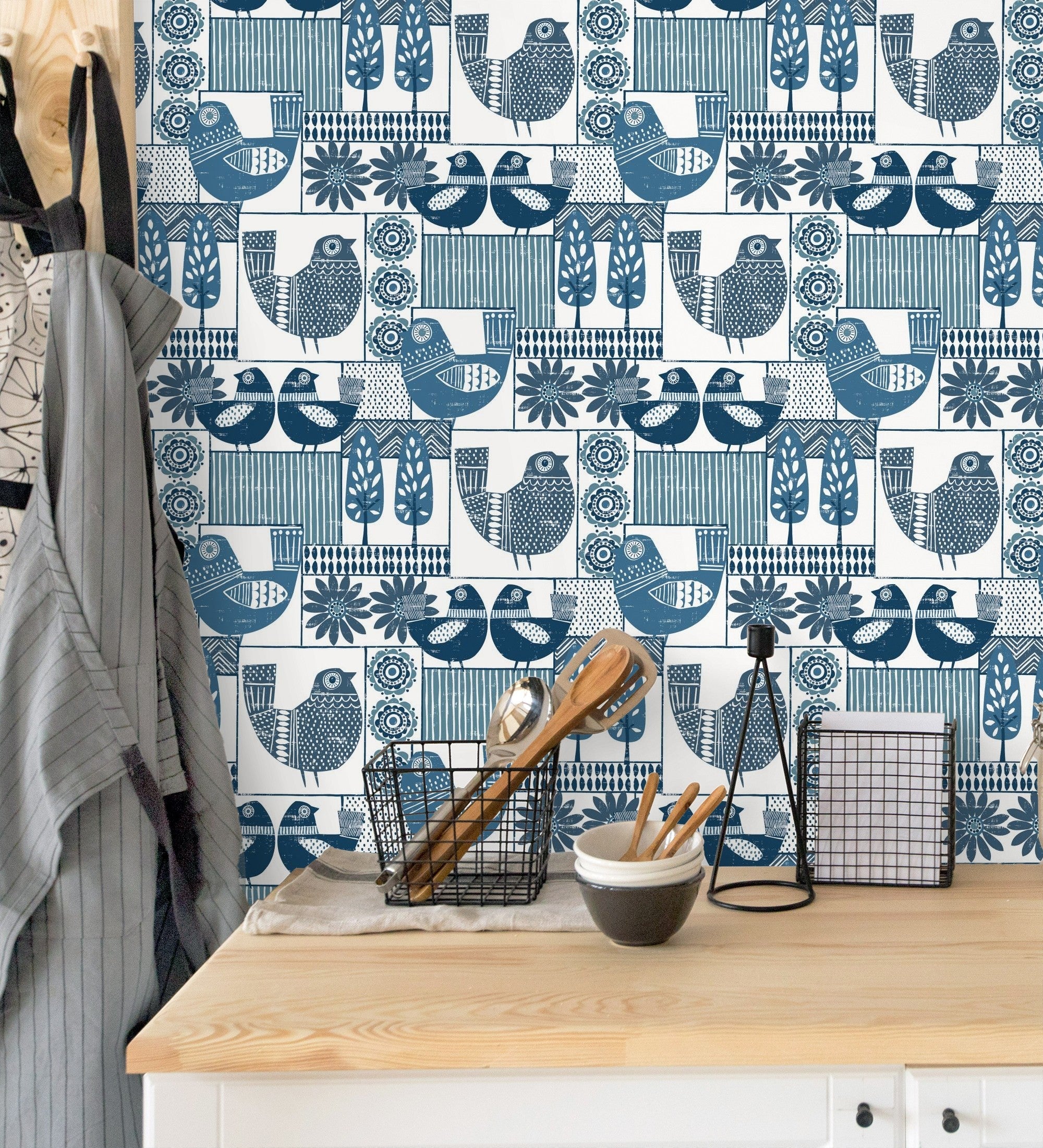 Papel de parede vinílico ecológico de galinhas e árvores com estilo nórdico - Scandi Birds 679405 da GAULAN - Rolo de 10 m x 0,53 m - 3