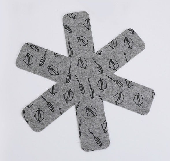 Zestaw 3 szarych osłon na patelnie, w trzech różnych rozmiarach, z nadrukowaną powłoką filcową chroniącą powierzchnię naczyń kuchennych przed