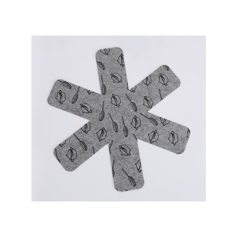 Zestaw 3 szarych osłon na patelnie, w trzech różnych rozmiarach, z nadrukowaną powłoką filcową chroniącą powierzchnię naczyń kuchennych przed