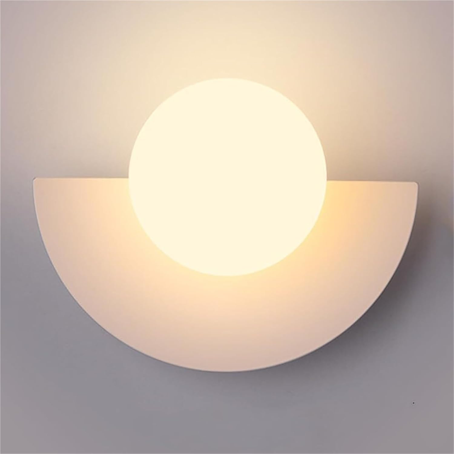 Nowoczesny i minimalistyczny kinkiet, lampa w stylu nordyckim z kolorowym szklanym kloszem w kształcie kuli, geometryczna lampa ścienna do salonu