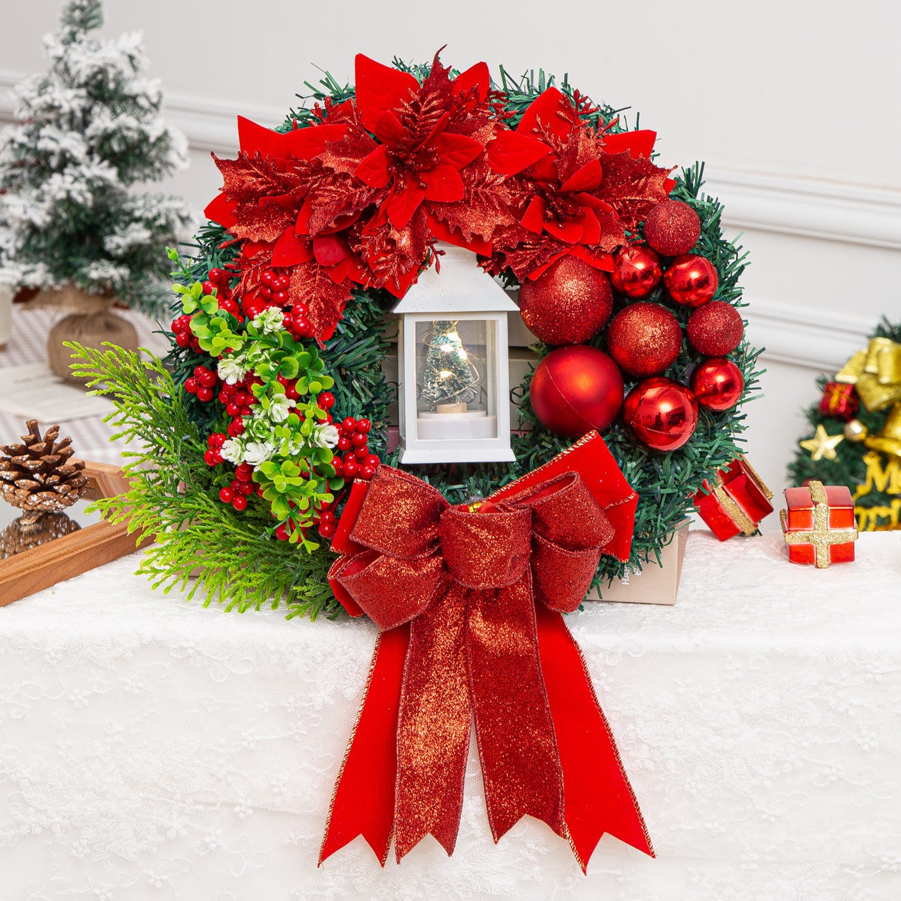 Lights4fun Grande Corona Artificiale di Natale di 60cm con Fiocco Rosso per Arredo Interni Lights4fun Grande Corona Artificiale di Natale di 60cm con Fiocco Rosso per Arredo Interni