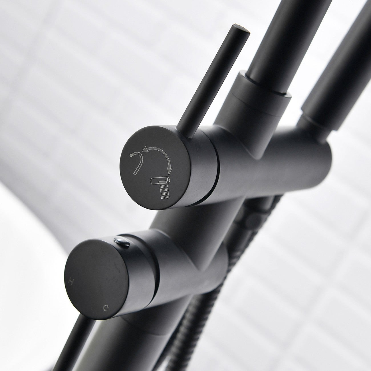 MATY Robinet mitigeur sur pied chrome Noir pour baignoire îlot - 5