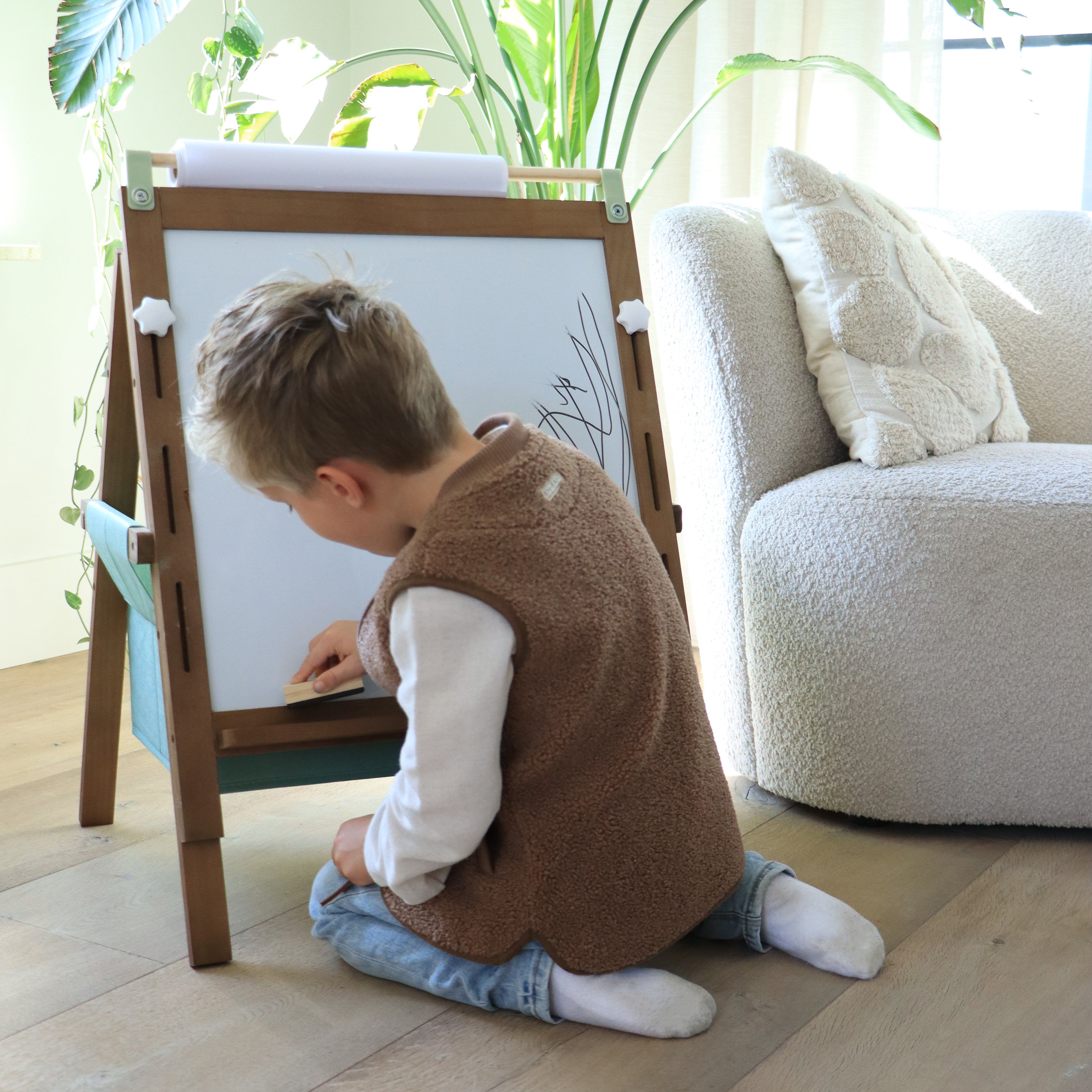 Sunny Lara Chevalet pour enfants en bois, marron | Tableau blanc, tableau noir et rouleau de papier | Tableau magnétique avec craies, feutres, - 4