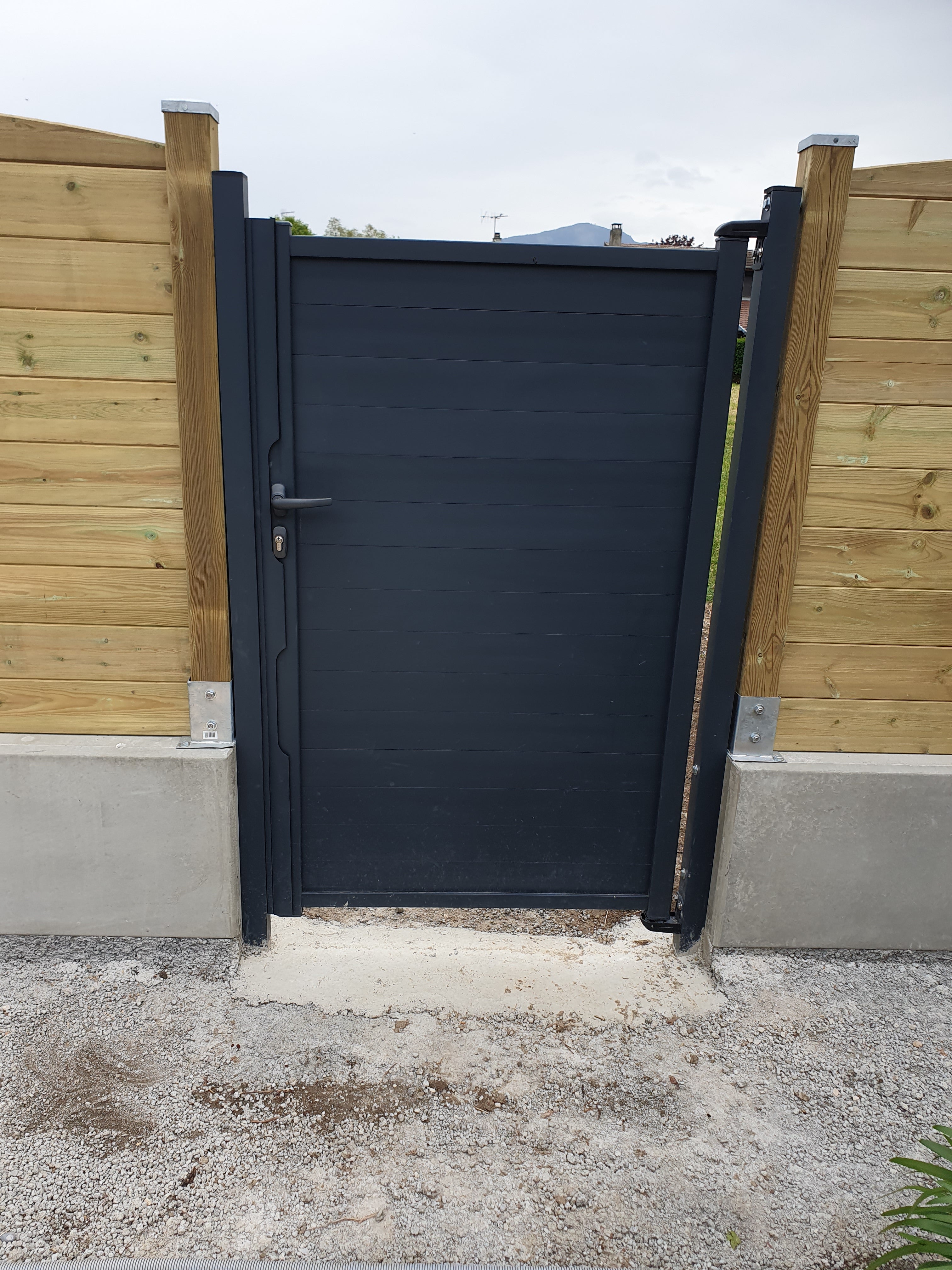 Portillon aluminium plein Haut 160 x Larg 100 cm - Gris 7016 - Vendu avec 2 poteaux - 5
