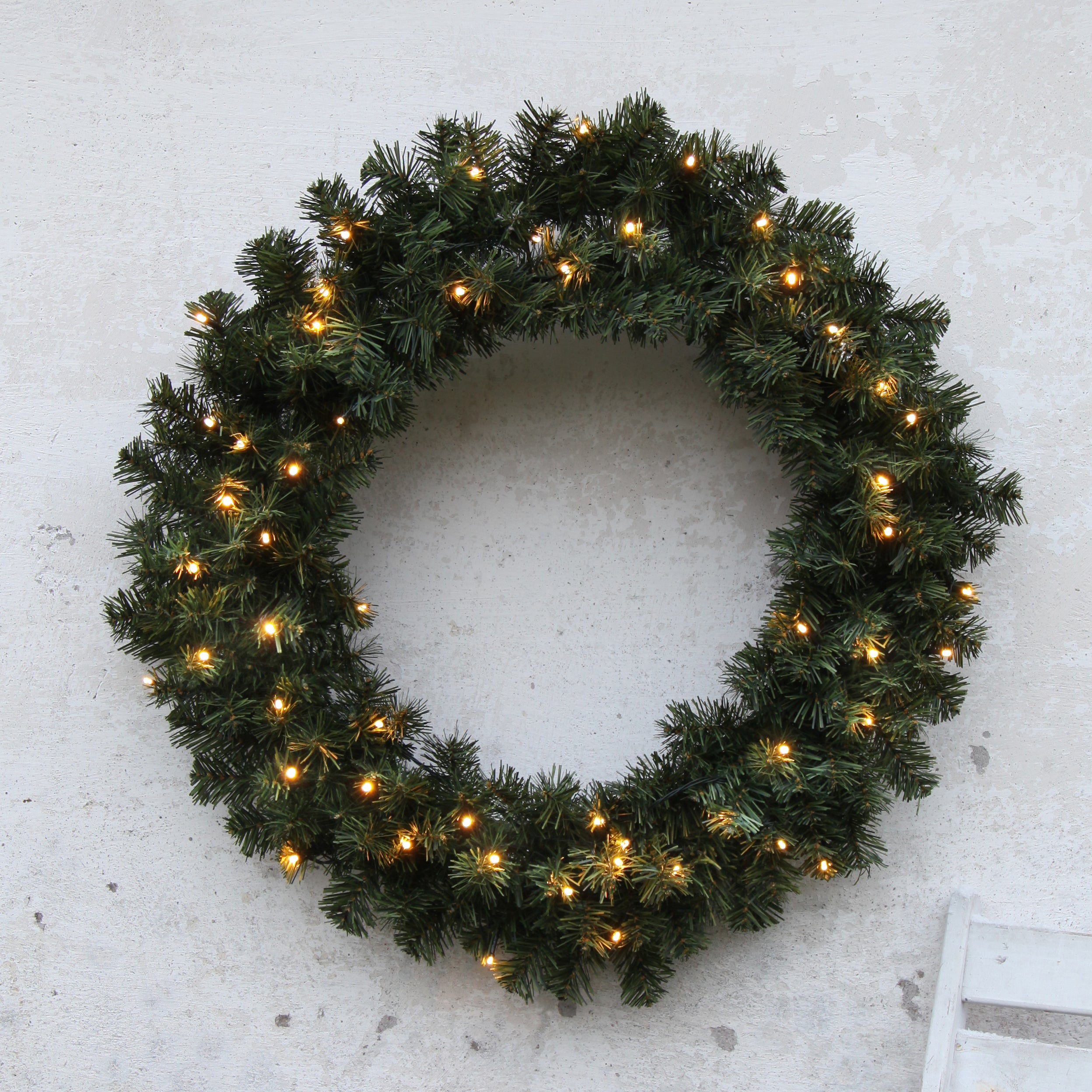 Couronne De Noël Lumineuse 40 Cm – Avec Pommes De Pin, Boules, Baies Et Message “Joyeux Noël” – LED Intégrées – Pour Porte, Mur, Cheminée