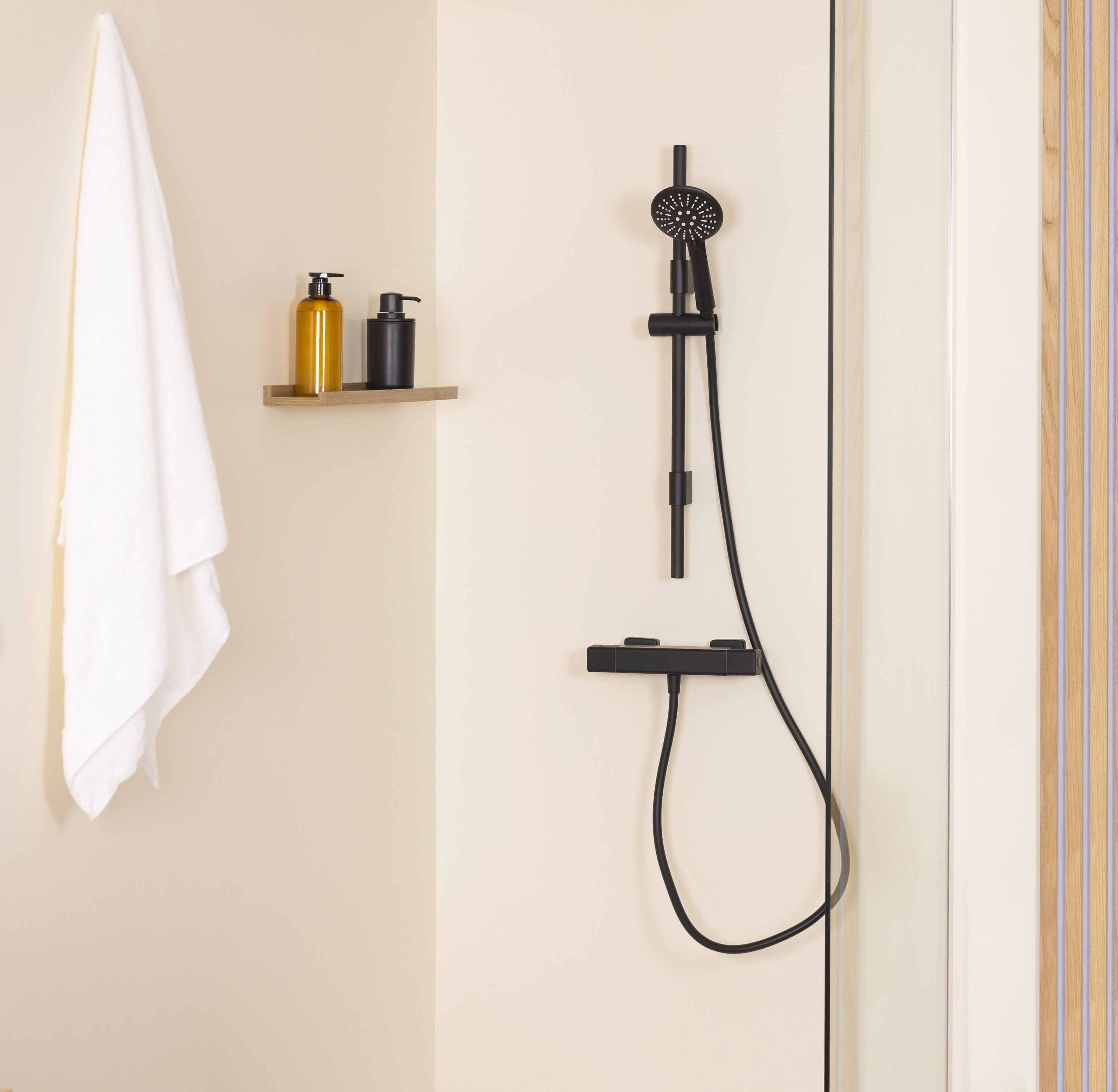 Barre de douche noire fixations ajustables hauteur 70 centimètres by Eurosanit - 3