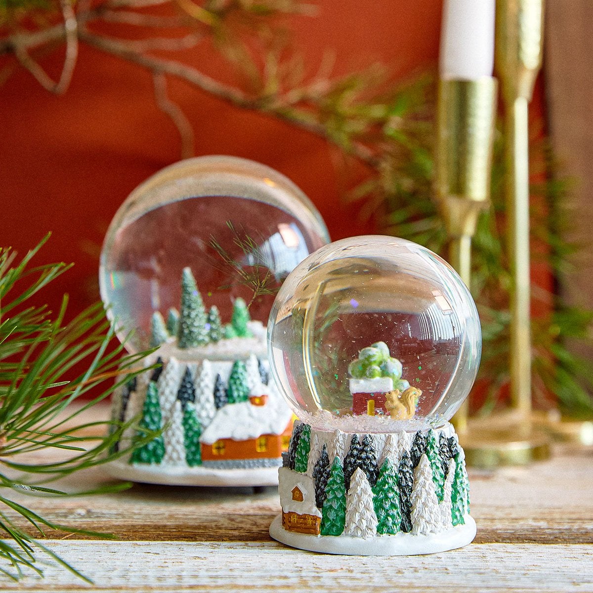 Kula śnieżna LUELL wiewiórka i domek, z LED 8x11 cm HOMLA