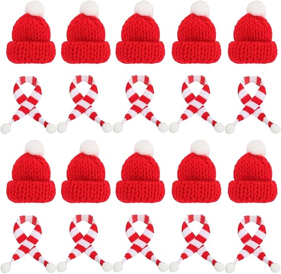Un ensemble de 10 mini bonnets de Père Noël et mini écharpes, décorés ...