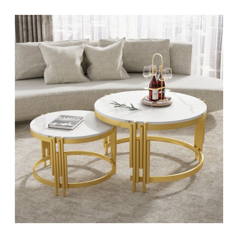 Zestaw modułowych stolików kawowych z efektem marmuru, złota metalowa rama, okrągłe stoliki w dwóch rozmiarach, eleganckie i oszczędzające miejsce