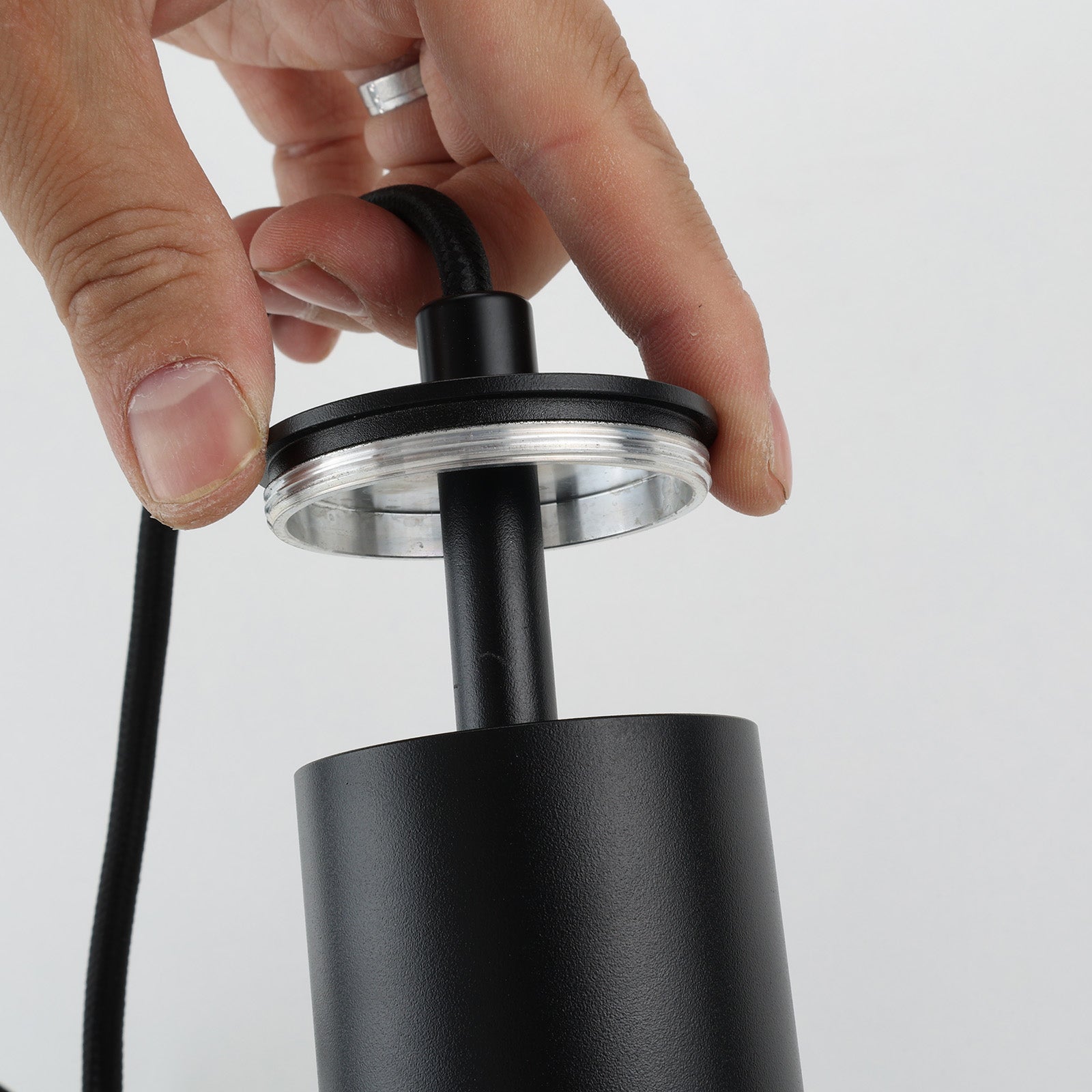 Luminária Pendente de Teto Moderna em Alumínio Preto Minimalista em Formato de Tubo 40cm com Soquete GU10, Altura Ajustável. - 7