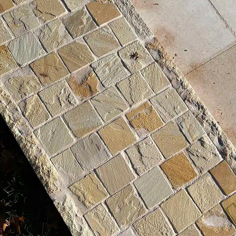Pavés Grès Kandla Beige - clivé - PIERRE ET PARQUET - 14 x 20 x ép. +/- 2 cm - 4