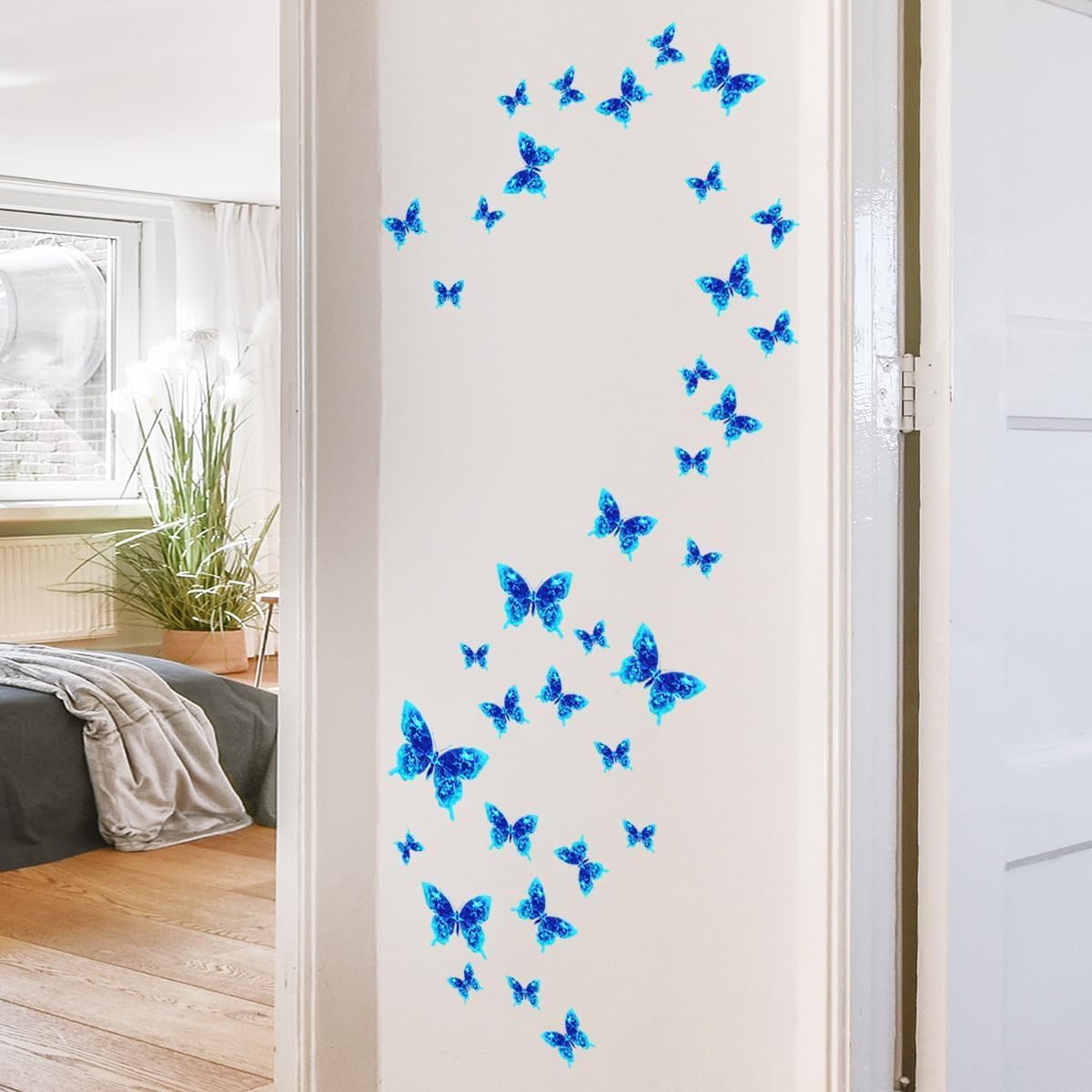 12 pegatinas de pared luminosas 3D con forma de mariposa, color azul, para decoración de fiestas, bodas, hogares y habitaciones. - 4