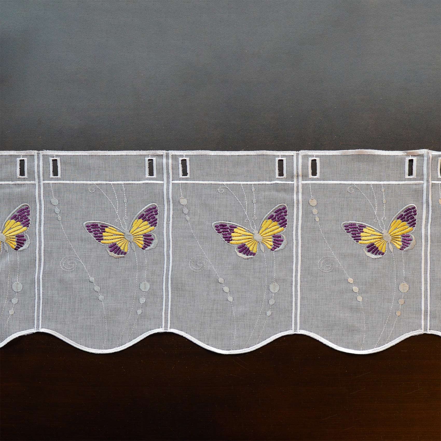 NAPPE BRODEE SUR VOILE DE POLYESTER LES PAPILLONS bordure