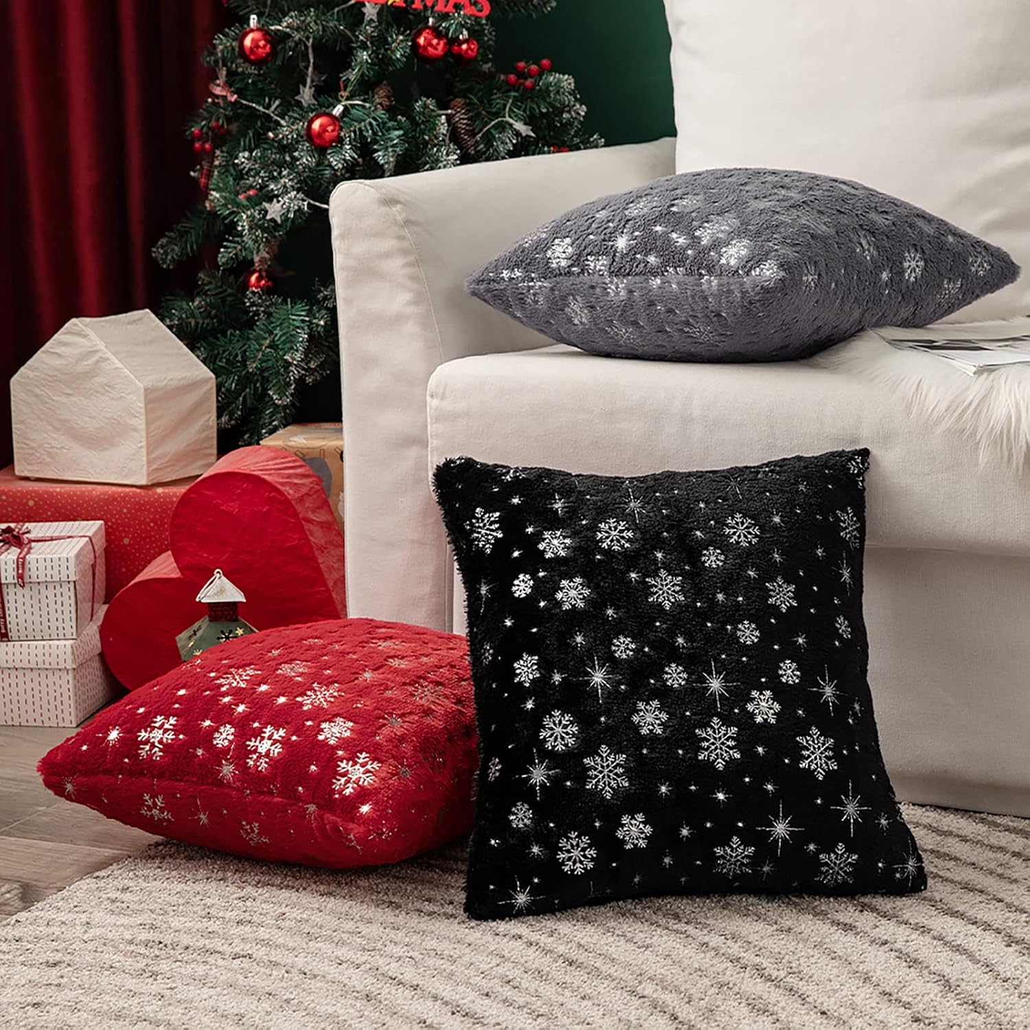 Set di 2 federe per cuscini (50x50 cm, rosso) in pelliccia sintetica natalizia, in morbido poliestere, con motivi decorativi lucidi a forma di fiocchi - 5