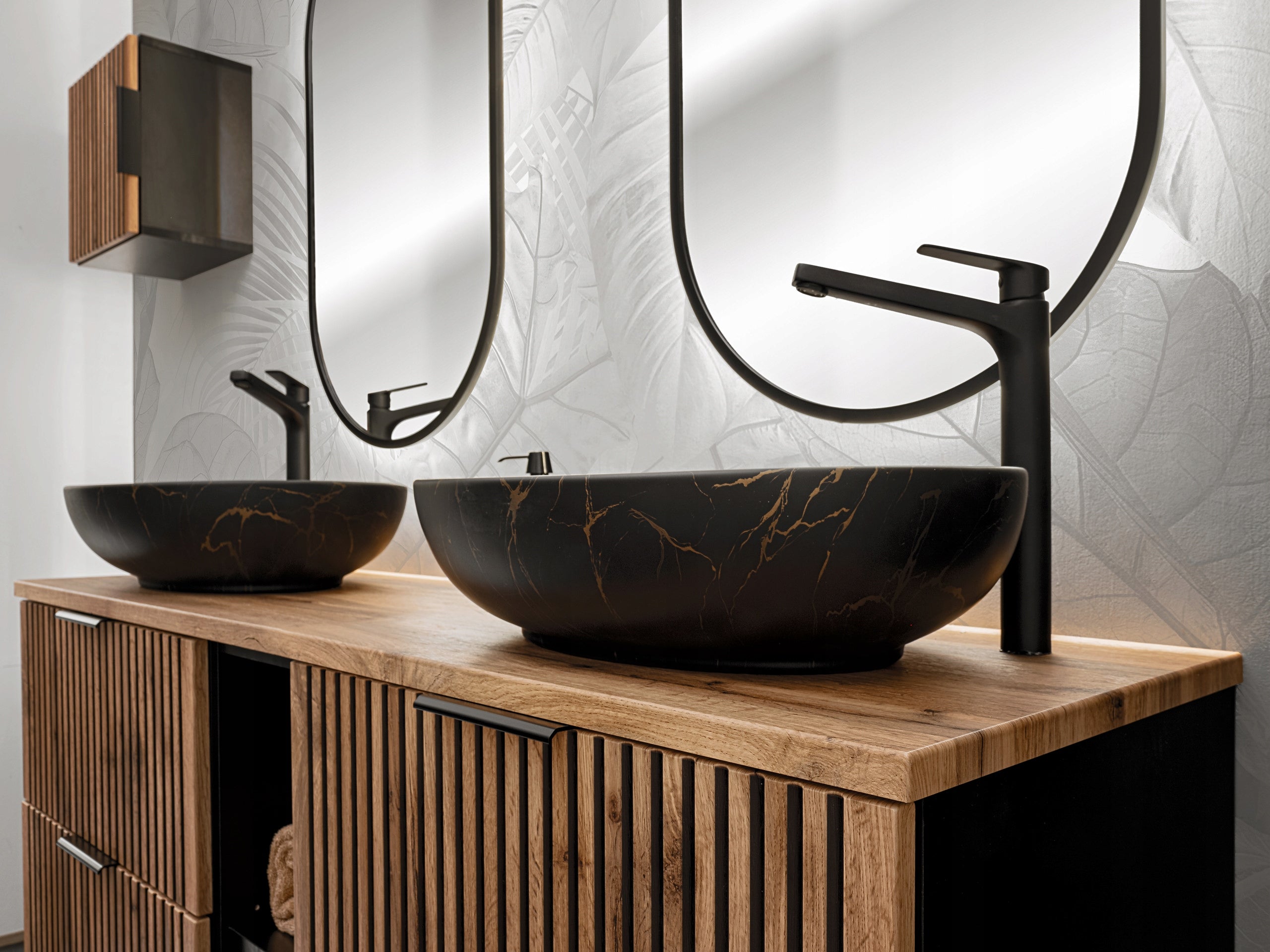 Szafka łazienkowa XILO 160 cm czarna ryflowane fronty blat dąb wotan - 9