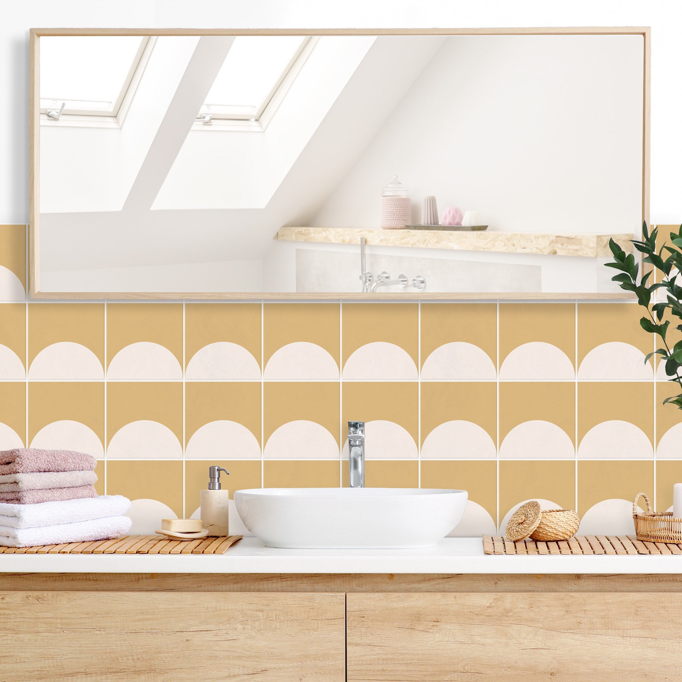 Bagno moderno con doccia, gres effetto legno e marmo sui toni del nero