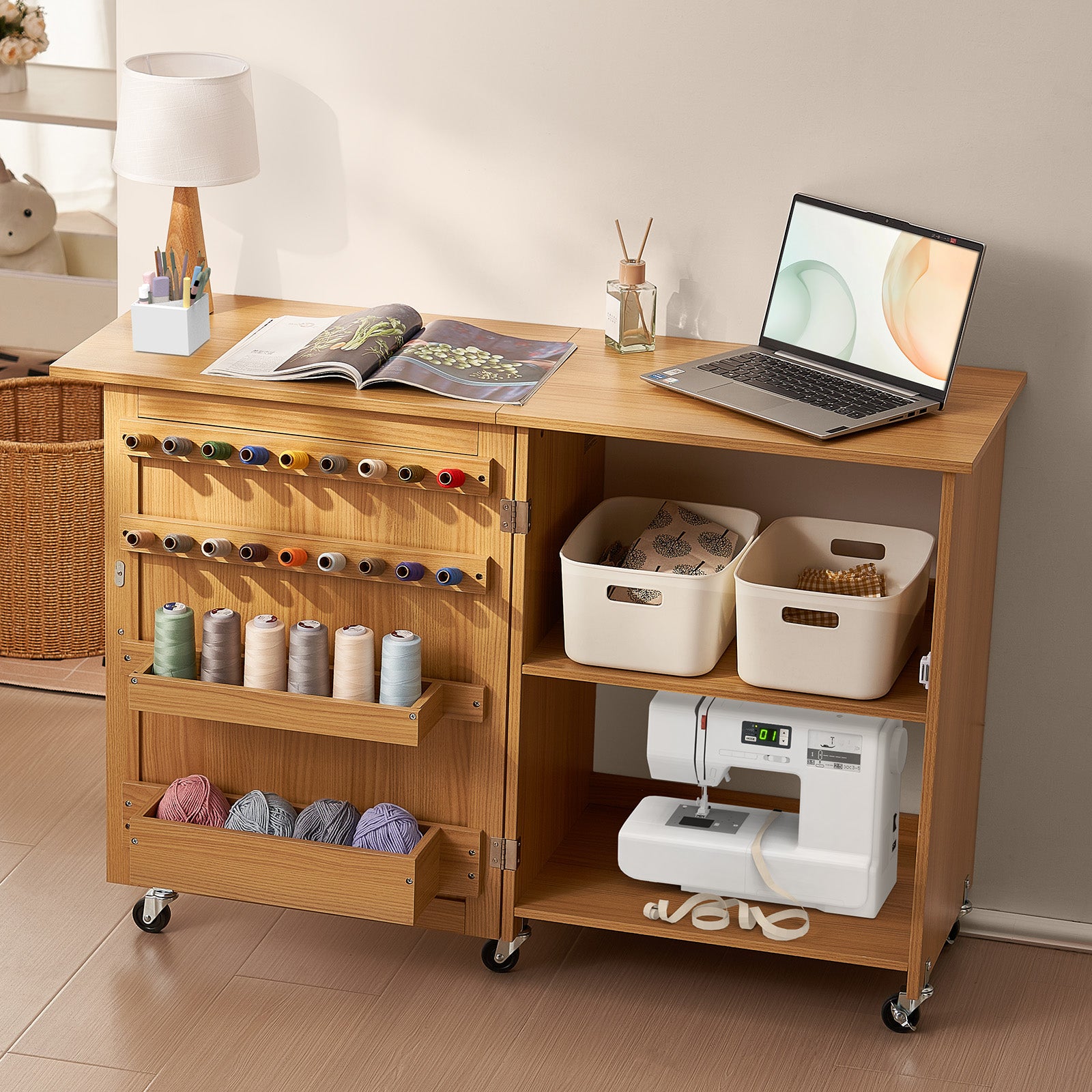 Mesa de Costura Plegable,VEVOR Multiusos para Máquina de Coser,Diseño Compacto,Ruedas,Estantes,Bandejas,Color Madera Natural - 8