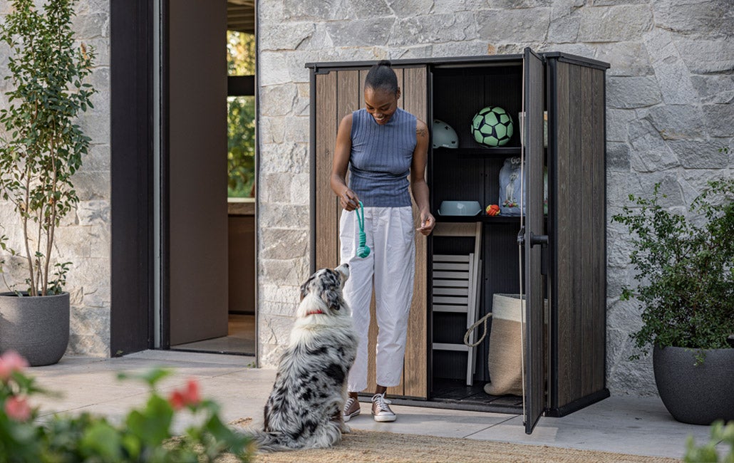 Armadio da Giardino Porta Attrezzi Keter Vertical Store in Resina Effetto Legno Noce - 1400L, 140x73,6x170,4 cm - 2