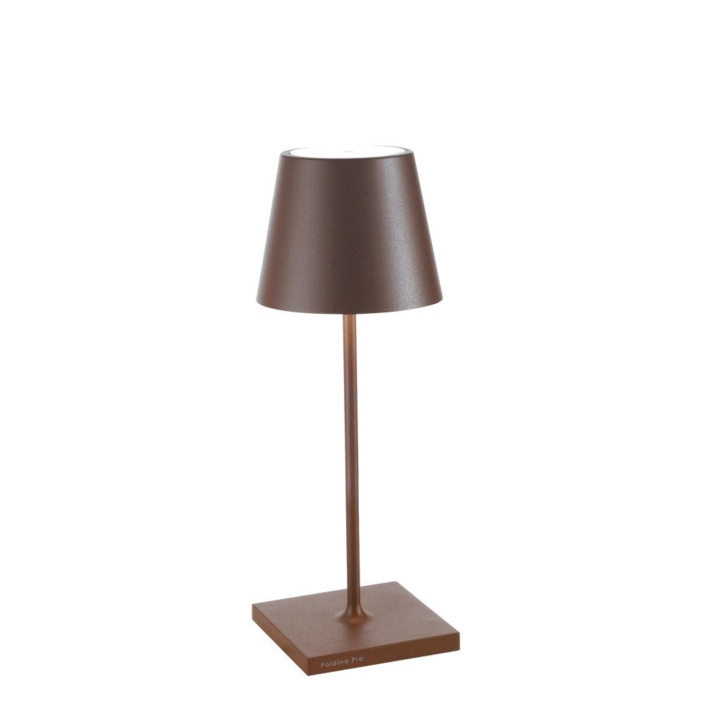 Lampa stołowa LED Poldina Pro Mini Corten, ładowalna i ściemnialna, z czasem pracy na baterii do 12 godzin.