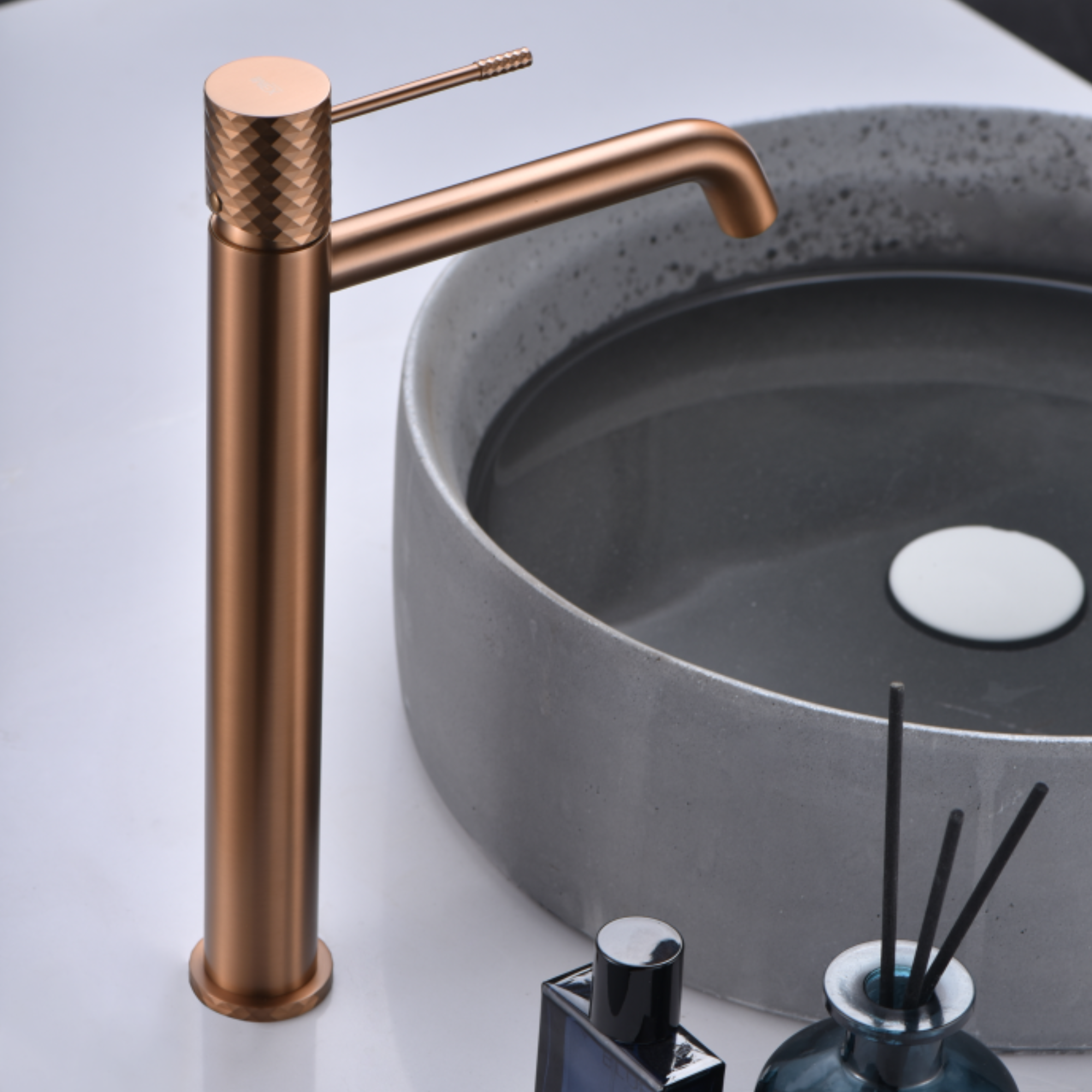 IMEX Grifo Monomando Efecto Cascada Para Lavabo | Caño Alto De Latón Color Oro Cepillado | Grifería De Baño Con Ahorro De Agua | Serie Génova | Instalación Sencilla