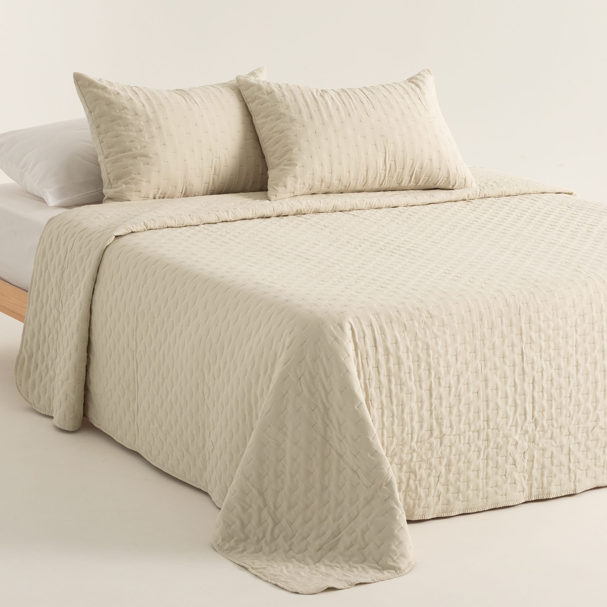 Colcha De Satén Zucchi Para Cama De Matrimonio - Color Marfil, Acolchada Y Hipoalergénica, Tamaño 260x260 Cm