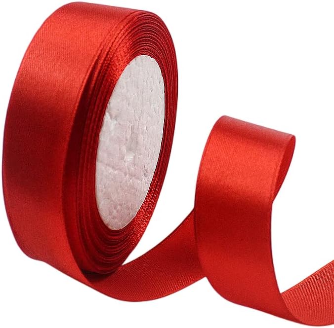 Nastro di raso rosso realistico e fiocco su sfondo bianco modello di