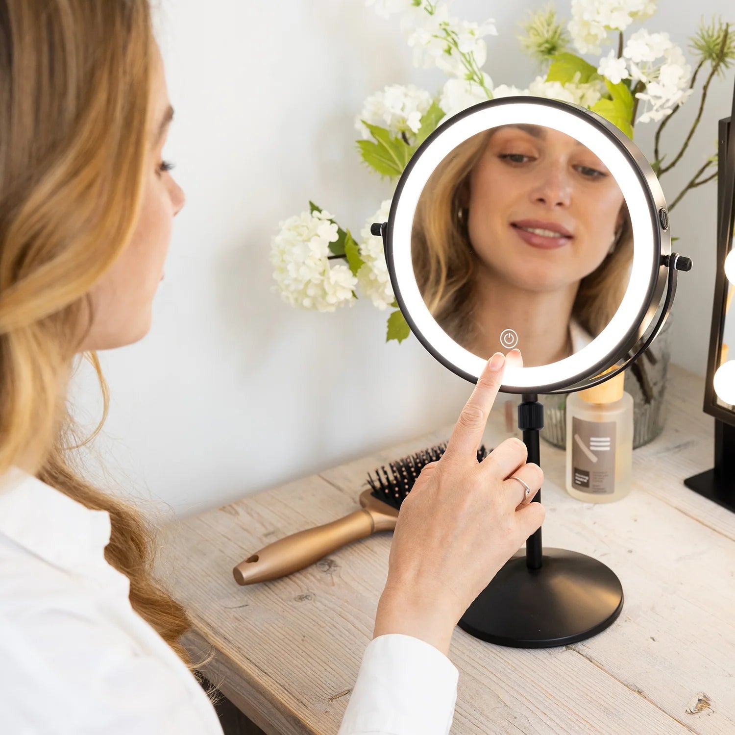 Mirlux Miroir de maquillage avec éclairage LED - Grossissement x10 - Hauteur réglable - 3 intensités lumineuses - Rechargeable - Noir - 2