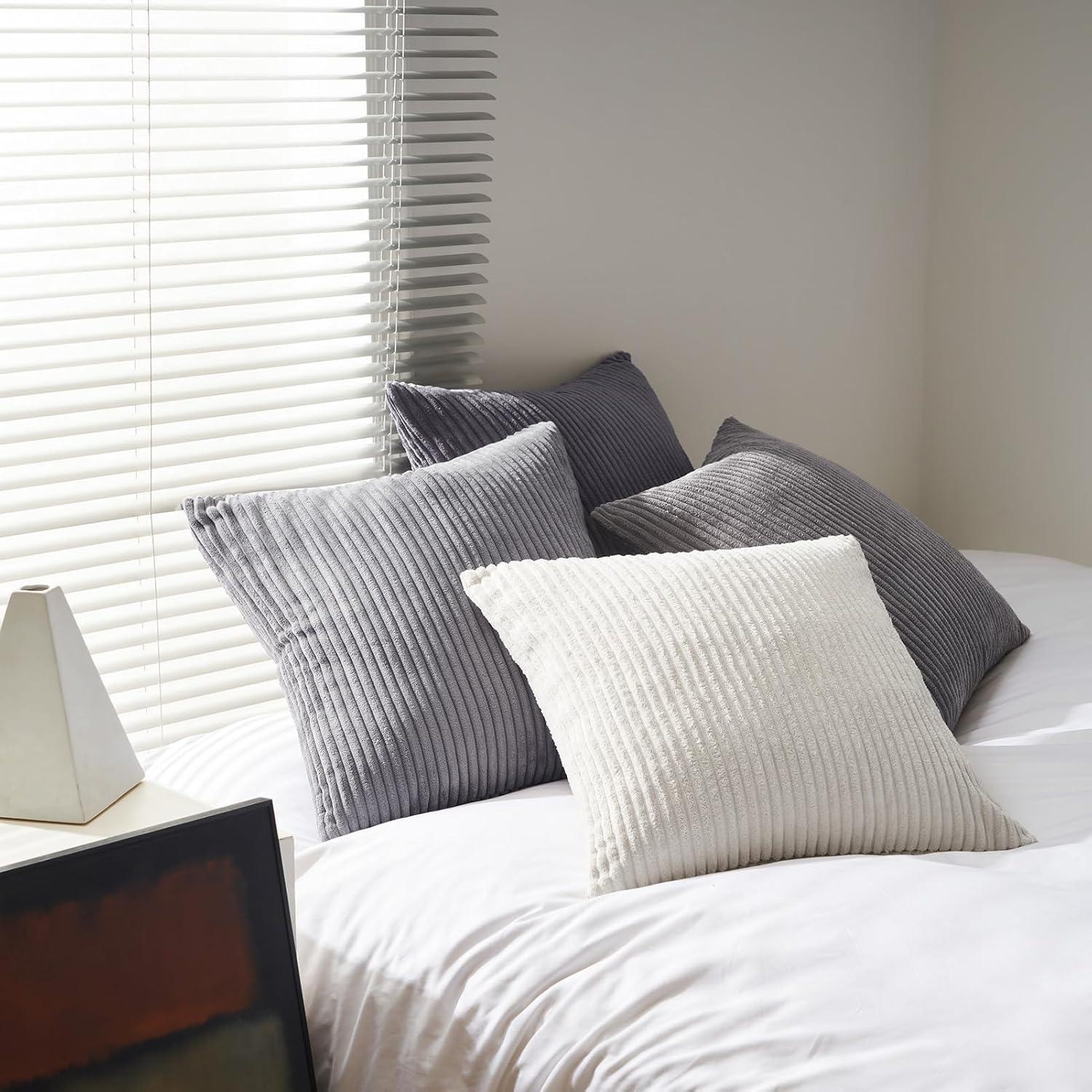 Lot de 4 housses de coussin 45x45 cm en velours côtelé gris dégradé ...