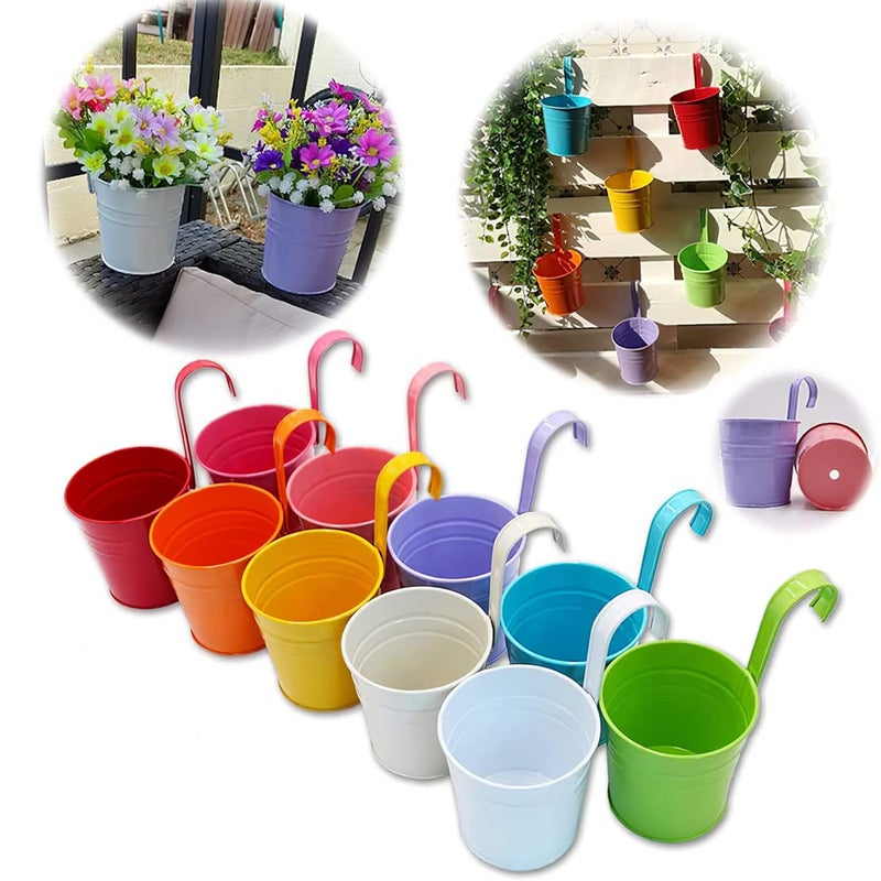 Zestaw 10 metalowych doniczek wiszących z otworem drenażowym i zdejmowanymi haczykami. Różne kolory.