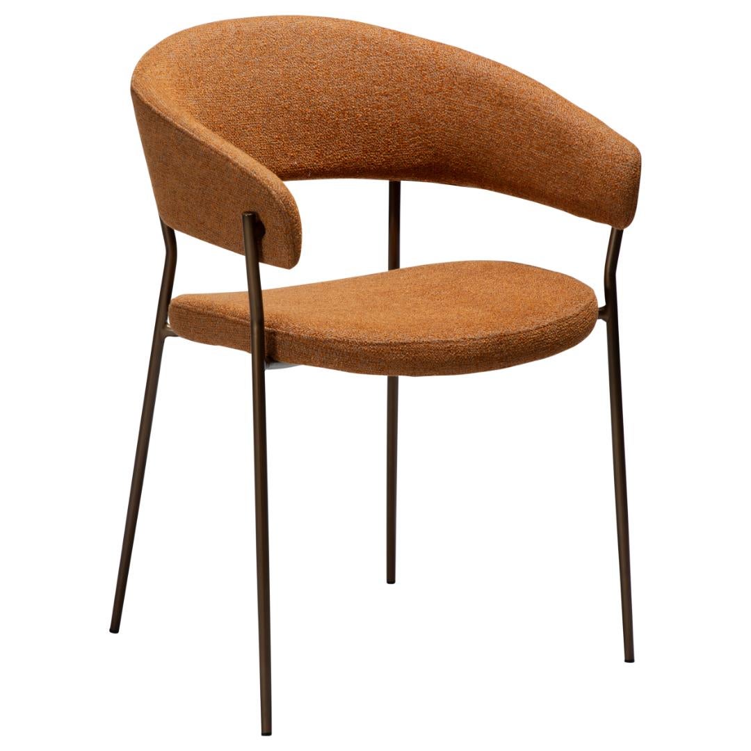 Reboot Dan-Form krzesło stołowe z podłokietnikami bouclé palony pomarańczowy.