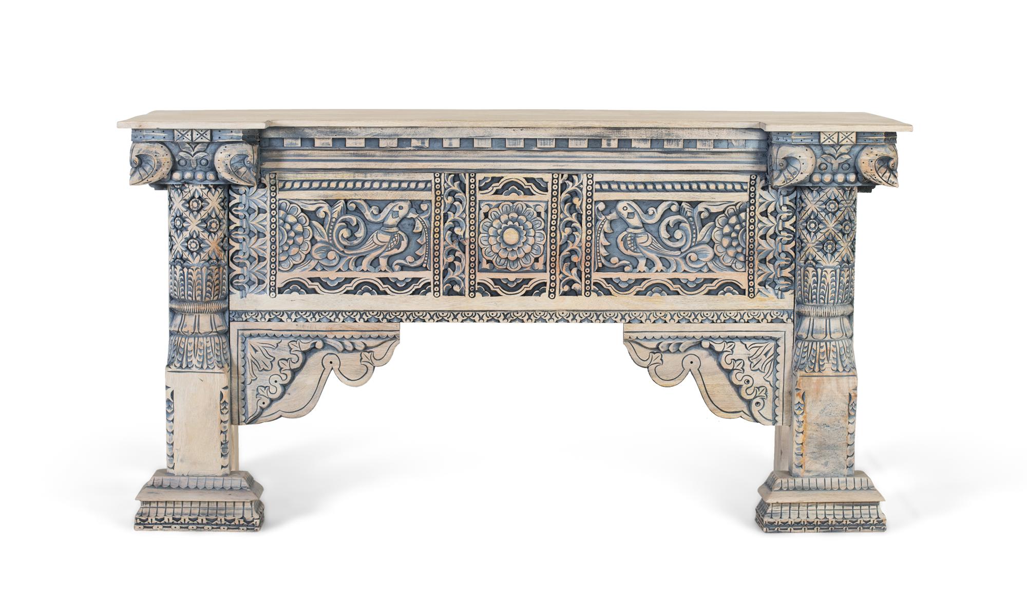 Hol wejściowy z drewna manguierskiego z rzeźbionymi kolumnami na głównym