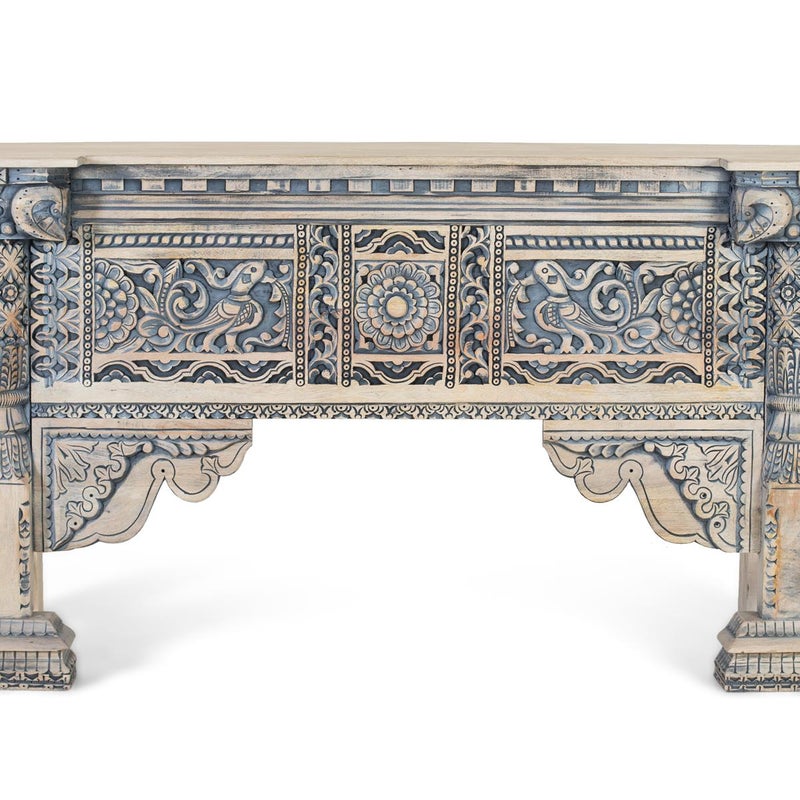 Hol wejściowy z drewna manguierskiego z rzeźbionymi kolumnami na głównym