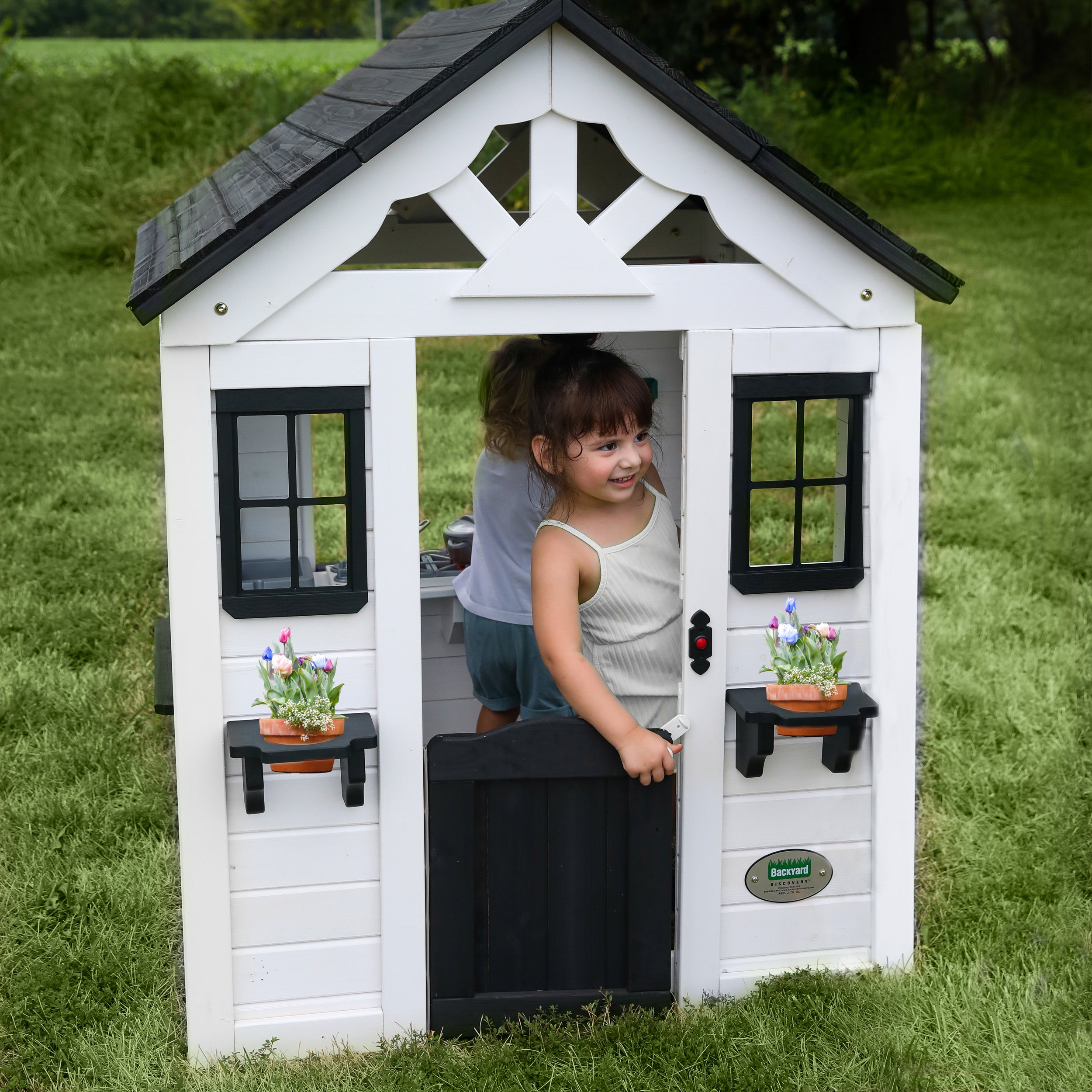 Backyard Discovery Sweetwater, Cabane Extérieur Bois Pour Enfant - Blanche/Noire | Maisonnette De Jeux Pour Jardin | Avec Cuisine, Accessoires Et - 4