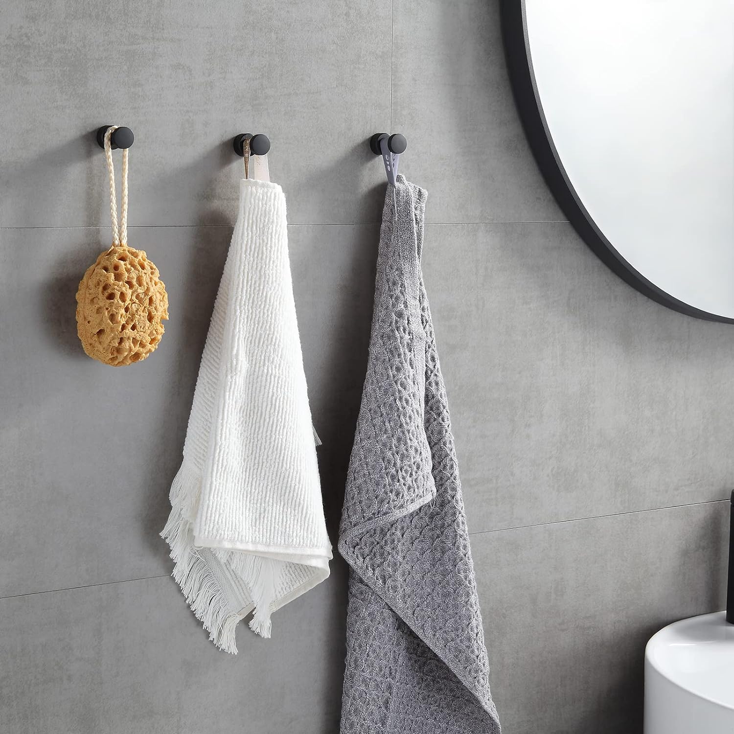 3 sztuki wytrzymałych mosiężnych samoprzylepnych haczyków ściennych do łazienki, kuchni, szafy (czarne)