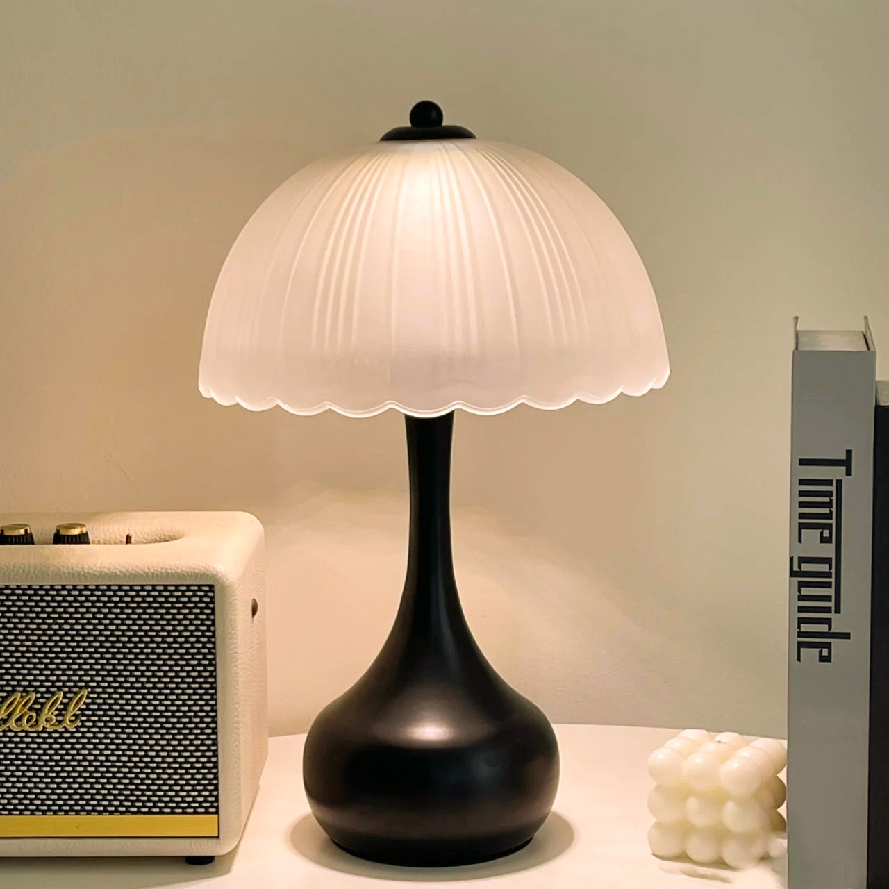 Lampa stołowa LED, dekoracyjna lampka nocna, lampka nocna z kloszem z matowego szkła, metalowa lampa biurkowa w stylu retro, ciepłe światło (czarna)