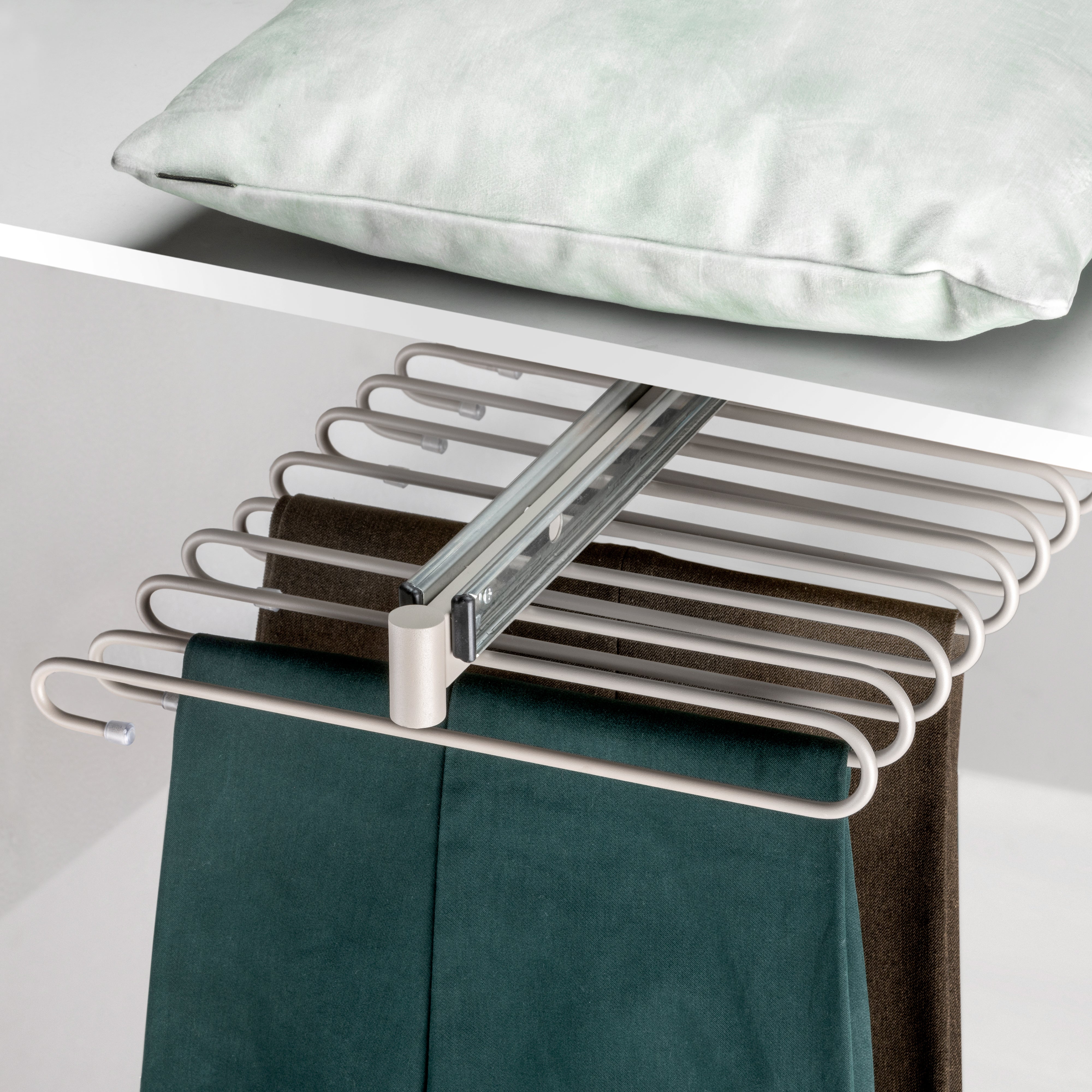 Emuca Porte-pantalons extractible, 11 tiges, guides d'extraction totale, Acier, Peint gris pierre - 3