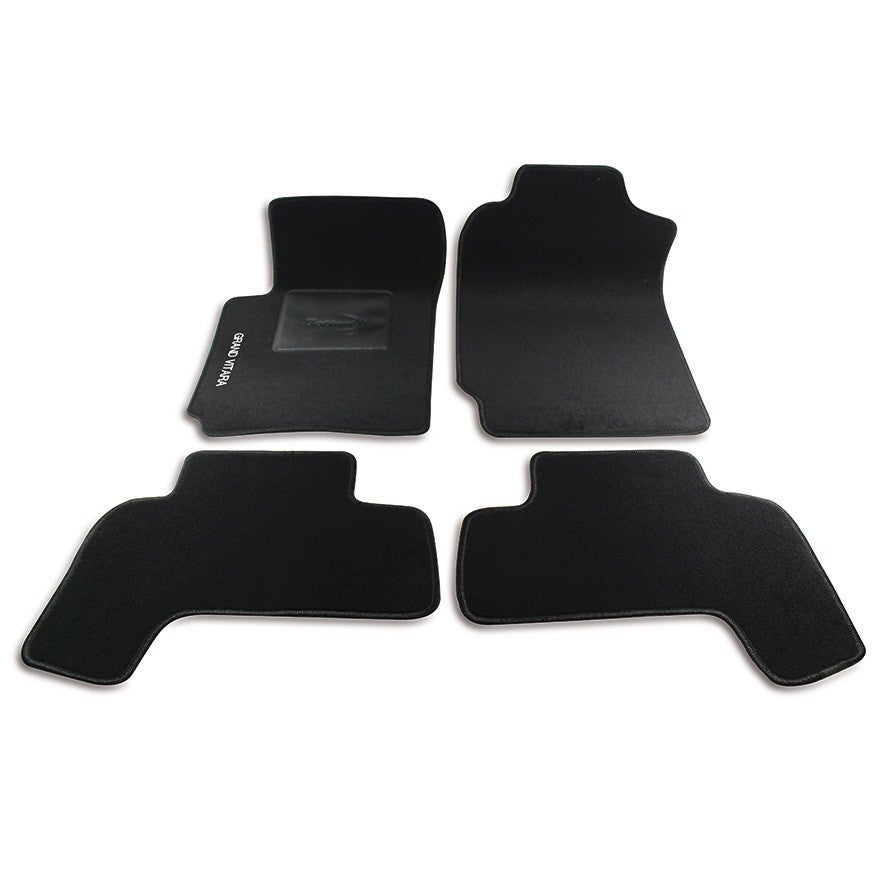 Tappetini Auto Suzuki Grand Vitara 3 Porte 1998-2005 - Set 4 Pezzi In Moquette, Bordo Rosso, Bandiera Italia Ricamata