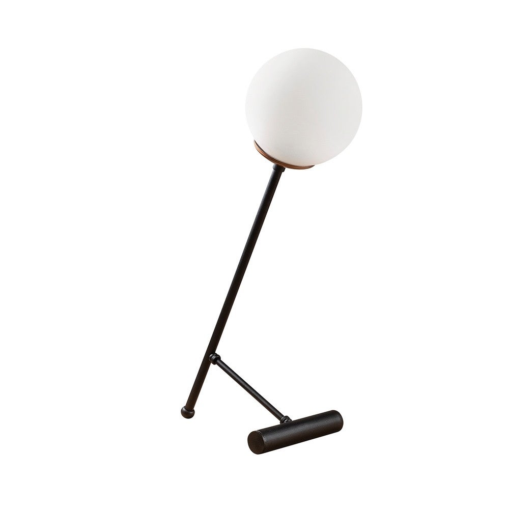 Minimalistyczna lampa stołowa Birdie z czarną metalową konstrukcją z miedzianymi detalami i białą szklaną kulą.