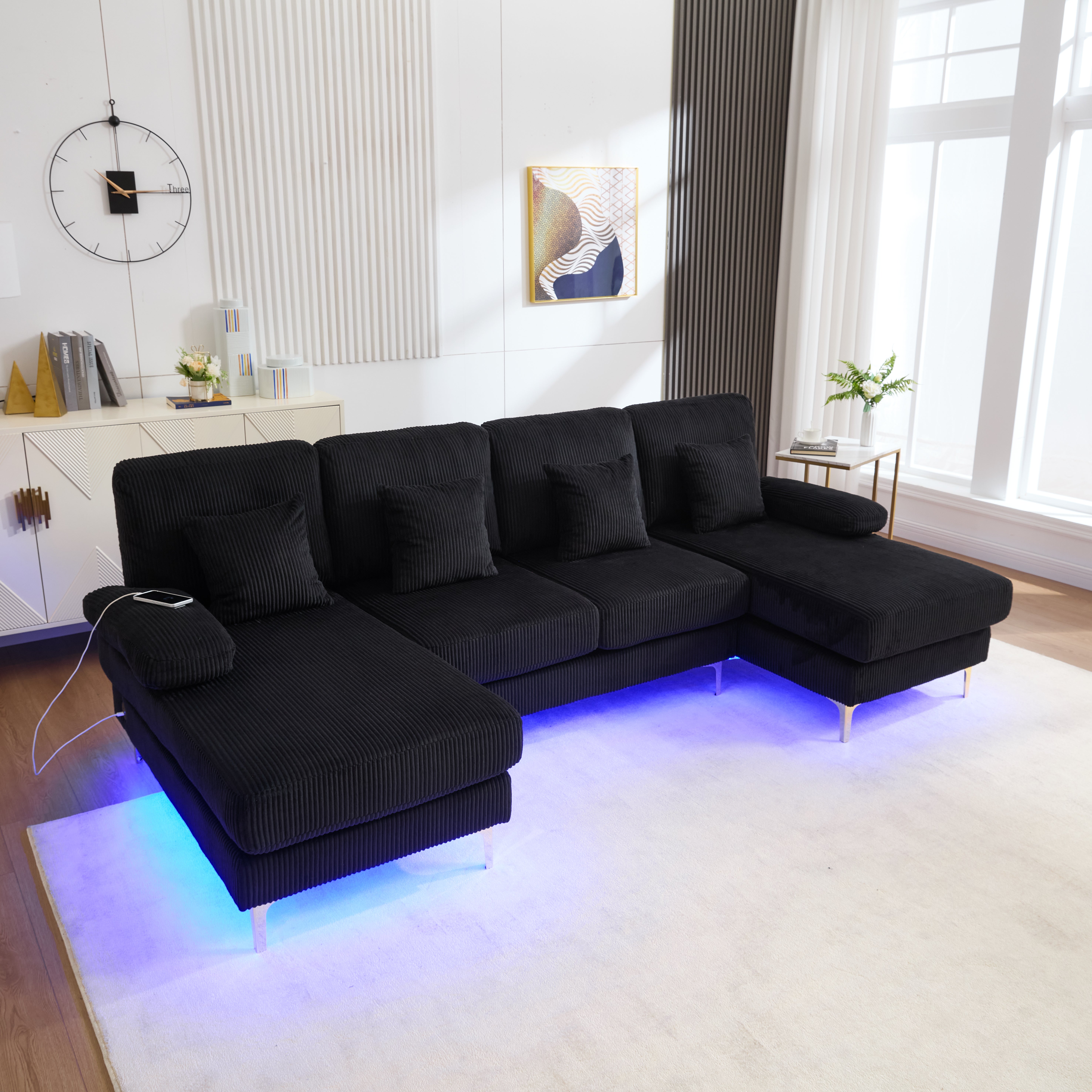 Sofa w kształcie litery U, 4-osobowa, z 4 poduszkami – 265 x 135 x 88 cm – Aksamitne i złote metalowe nogi – Diody LED i porty USB – Czarna