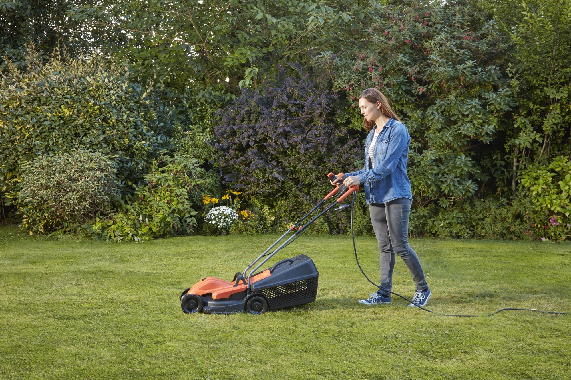 Kosiarka ręczna 1200 W z ostrzem 32 cm, kierownicą rowerową i pojemnikiem na trawę o pojemności 35 l – Black & Decker - 8