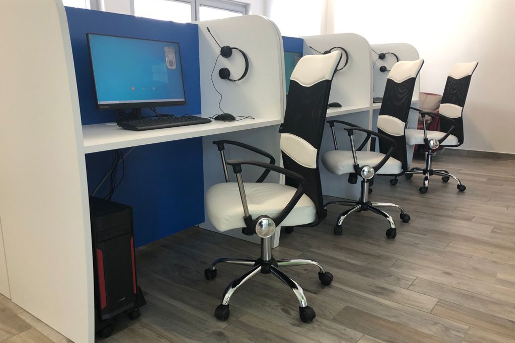 Sedia da ufficio direzionale, poltrona operativa in tessuto traforato e ecopelle bianca - 2