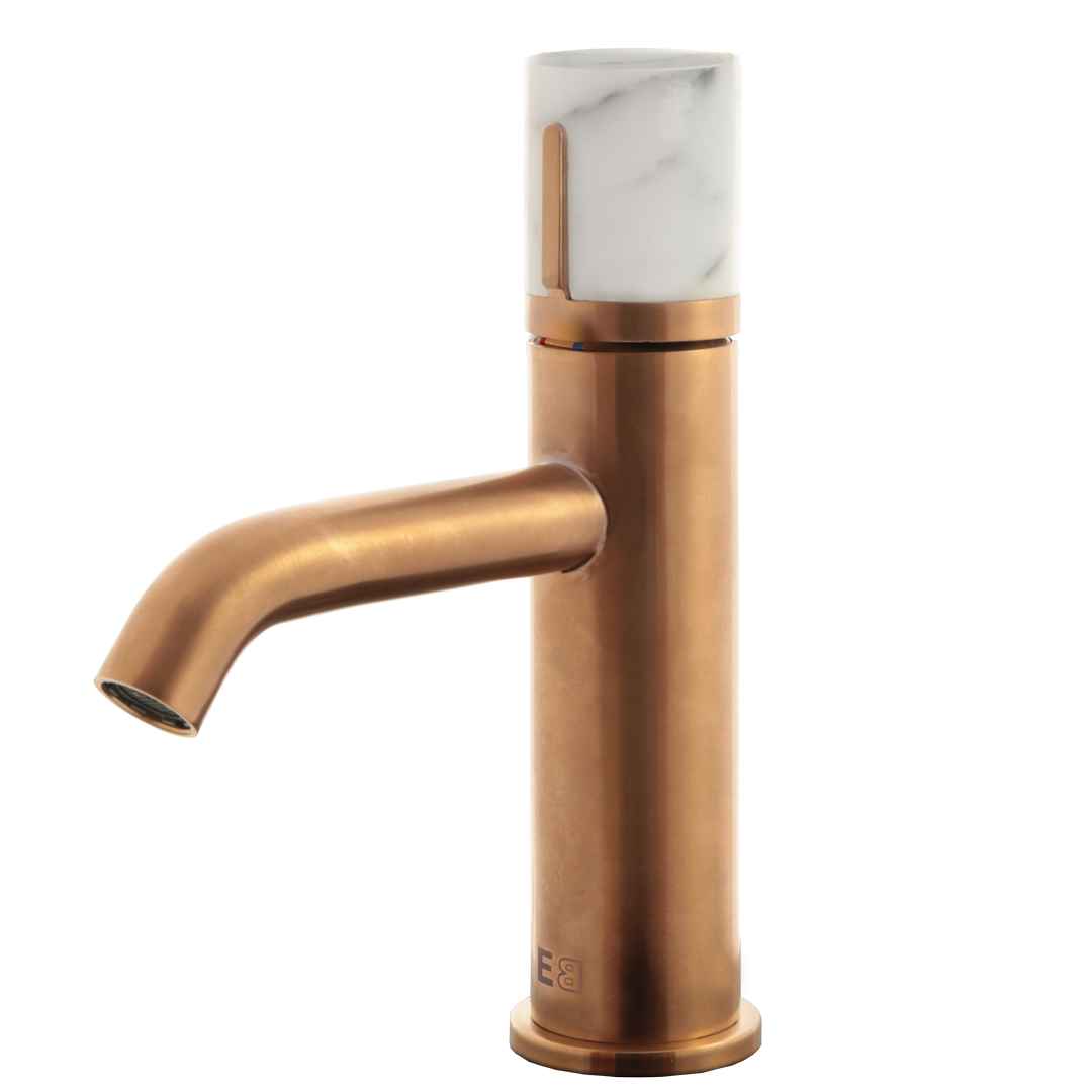 Manopola mezclador bajo lavabo cobre y mármol