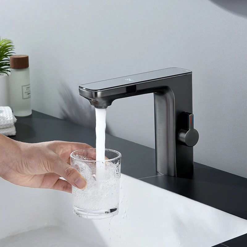 Bateria umywalkowa do łazienki z inteligentnym czujnikiem i wyświetlaczem cyfrowym - szara KLEENMAC Model: FLAVIUS) Nr ref.: KSSBF2305DDG