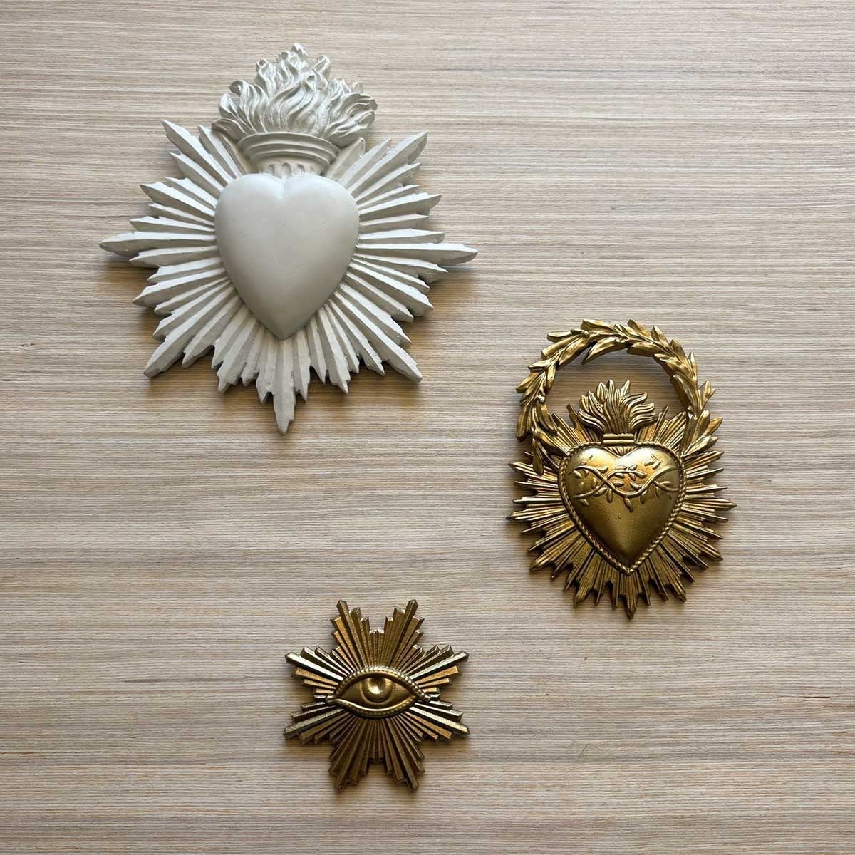 Décoration murale Cœur couronne Ex-voto en résine dorée 12x9 - 5
